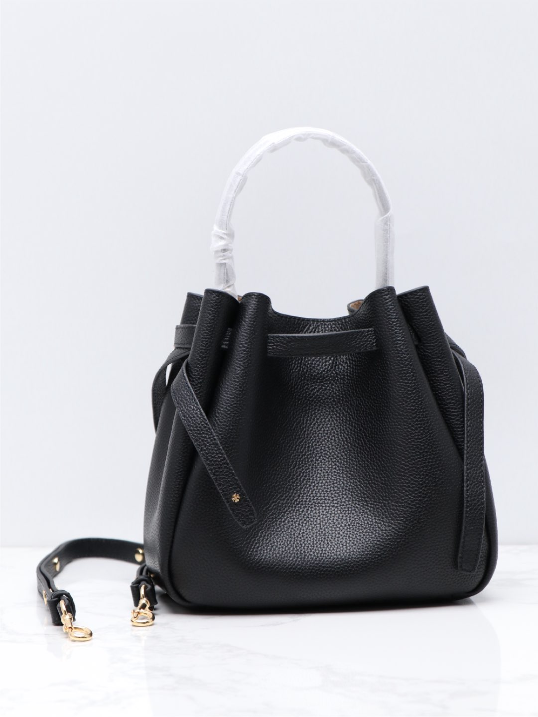 Tory Burch TB新款 166982 Romy 水桶包 精选柔软皮革 廓形灵巧 顶部巧妙收拢 富有质感