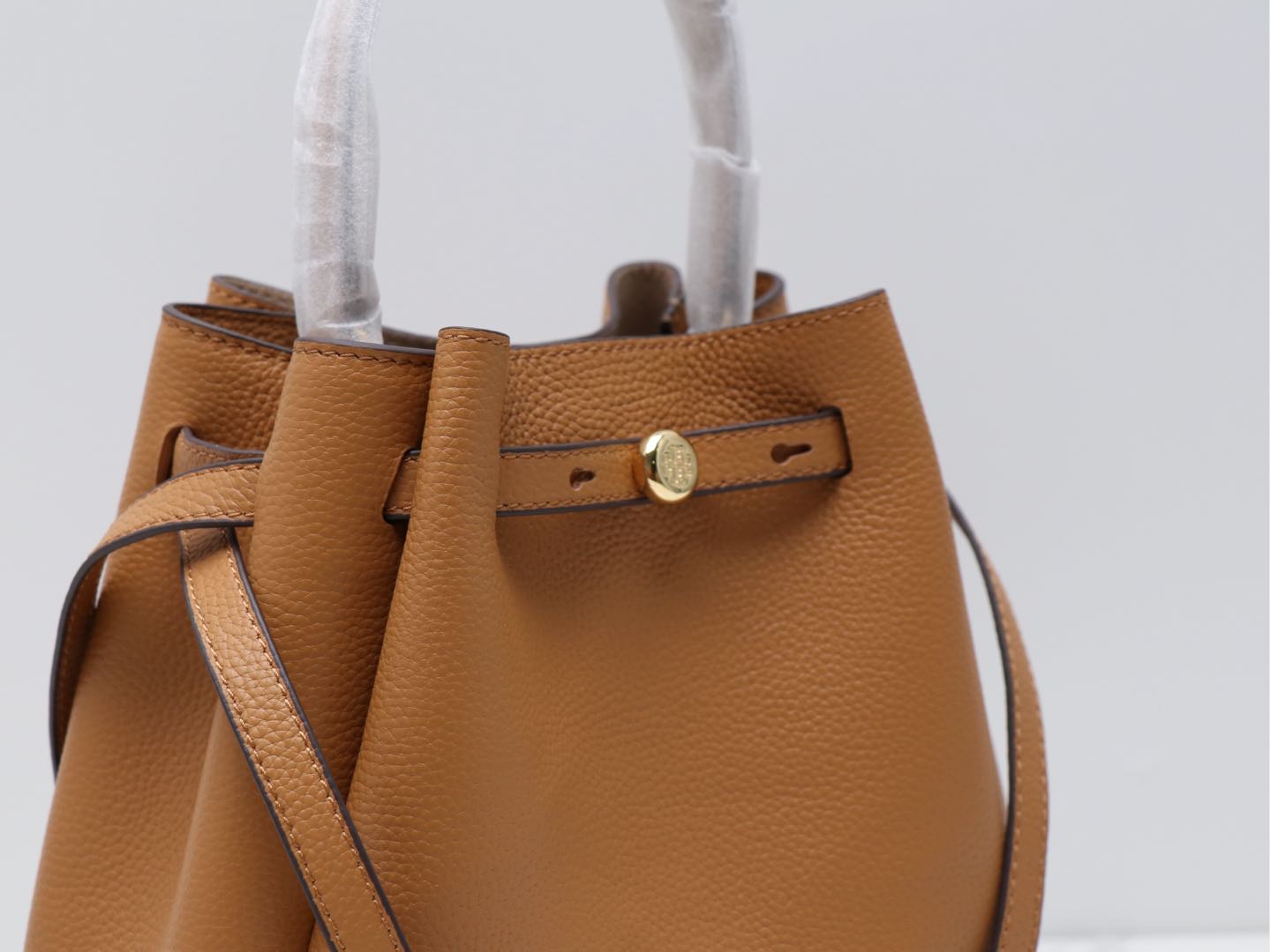 Tory Burch TB新款 166982 Romy 水桶包 精选柔软皮革 廓形灵巧 顶部巧妙收拢 富有质感