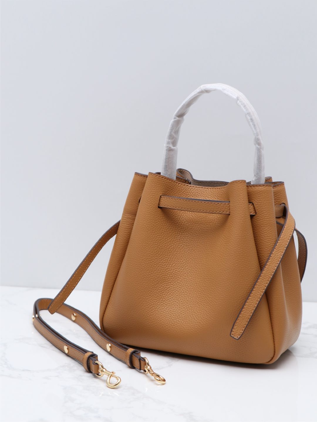 Tory Burch TB新款 166982 Romy 水桶包 精选柔软皮革 廓形灵巧 顶部巧妙收拢 富有质感