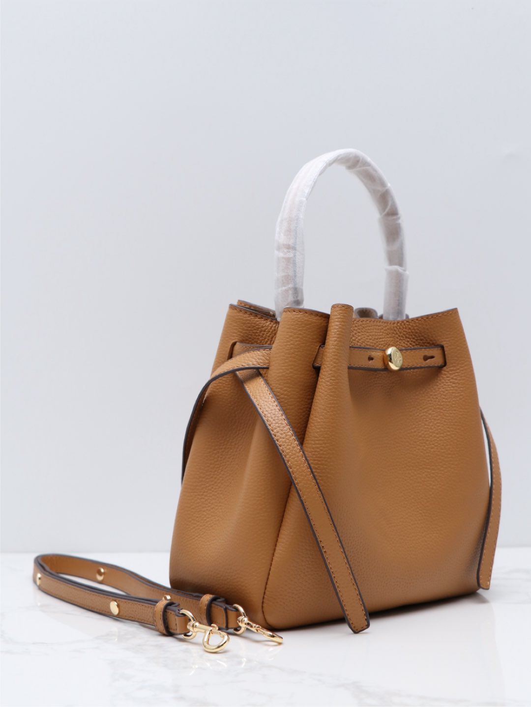 Tory Burch TB新款 166982 Romy 水桶包 精选柔软皮革 廓形灵巧 顶部巧妙收拢 富有质感