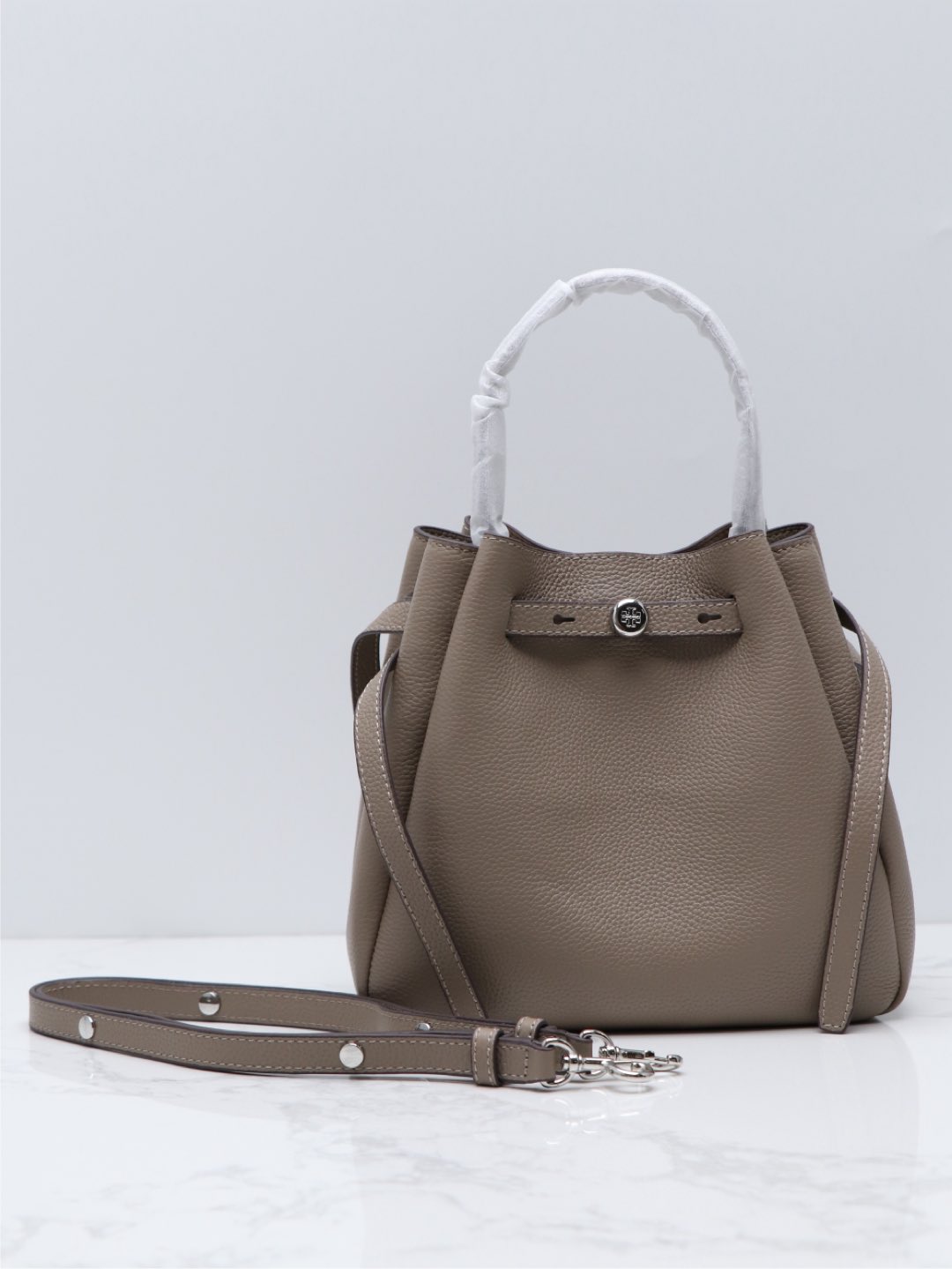 Tory Burch TB新款 166982 Romy 水桶包 精选柔软皮革 廓形灵巧 顶部巧妙收拢 富有质感