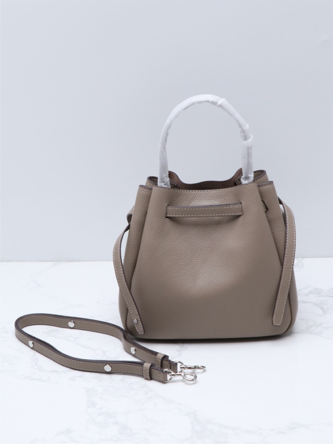 Tory Burch TB新款 166982 Romy 水桶包 精选柔软皮革 廓形灵巧 顶部巧妙收拢 富有质感
