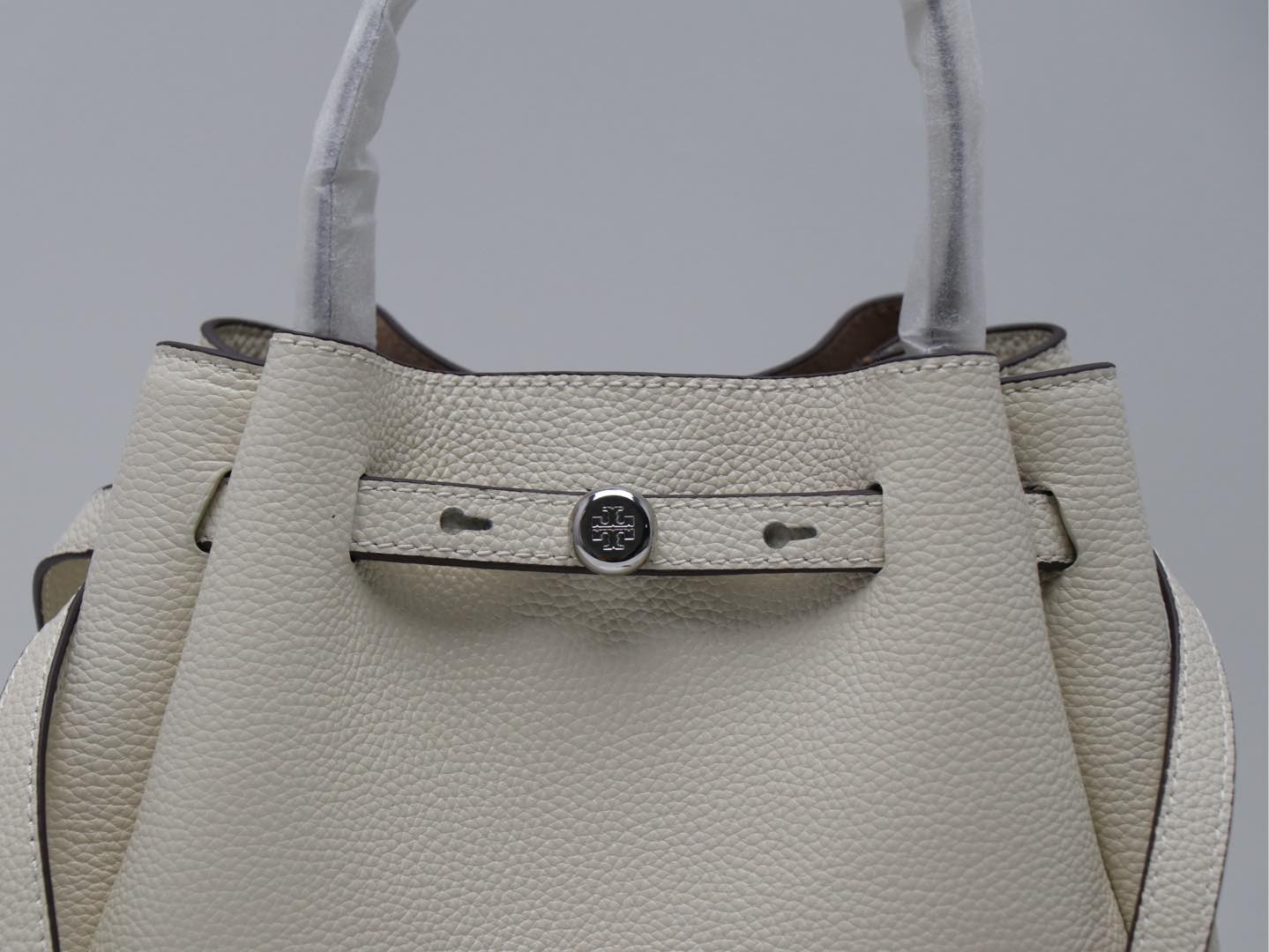 Tory Burch TB新款 166982 Romy 水桶包 精选柔软皮革 廓形灵巧 顶部巧妙收拢 富有质感