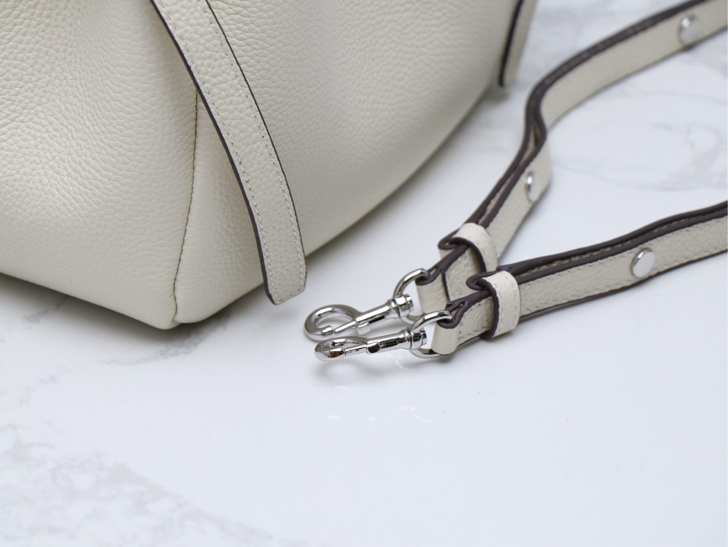 Tory Burch TB新款 166982 Romy 水桶包 精选柔软皮革 廓形灵巧 顶部巧妙收拢 富有质感