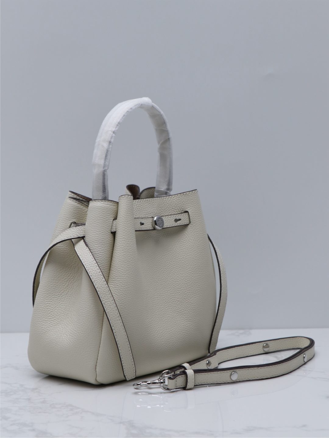 Tory Burch TB新款 166982 Romy 水桶包 精选柔软皮革 廓形灵巧 顶部巧妙收拢 富有质感