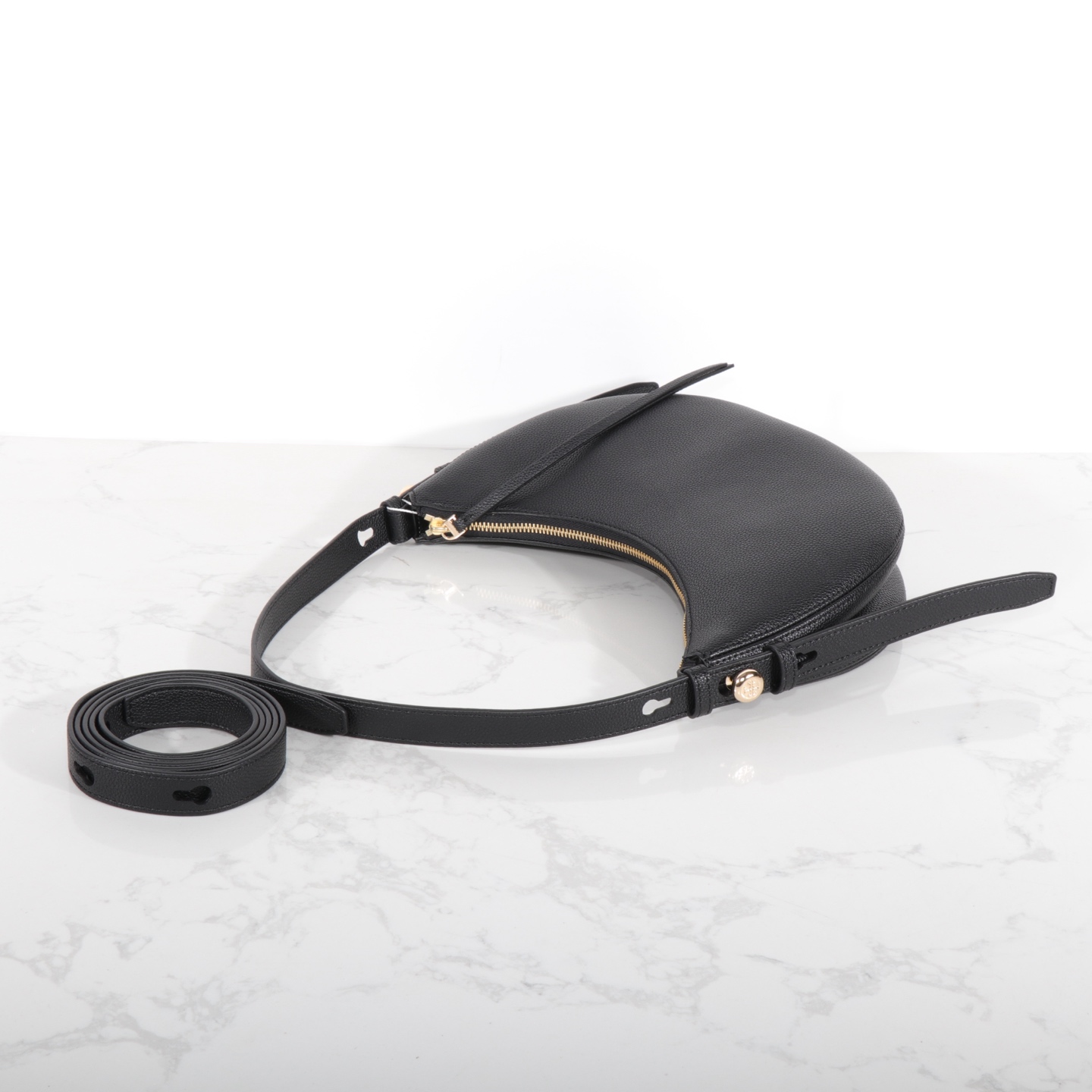 Tory Burch 日常出行使用的理想之选 Romy新月包精选皮革打造 圆润弧线形包身柔和饱满 日夜多场合皆宜