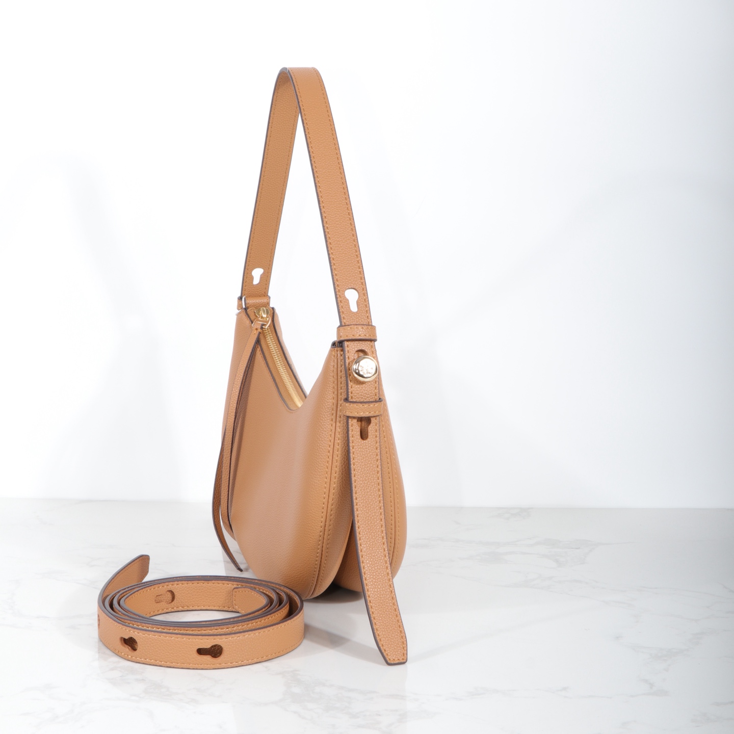 Tory Burch 日常出行使用的理想之选 Romy新月包精选皮革打造 圆润弧线形包身柔和饱满 日夜多场合皆宜