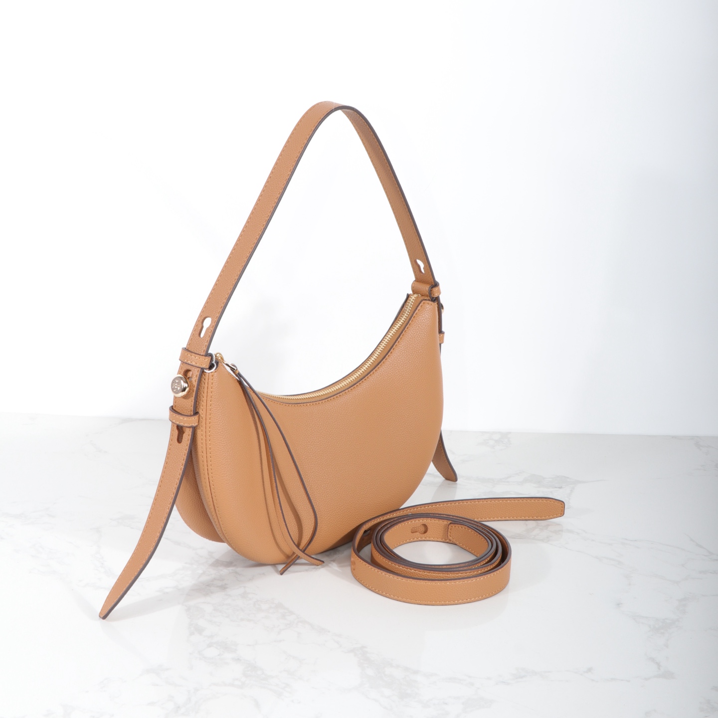 Tory Burch 日常出行使用的理想之选 Romy新月包精选皮革打造 圆润弧线形包身柔和饱满 日夜多场合皆宜