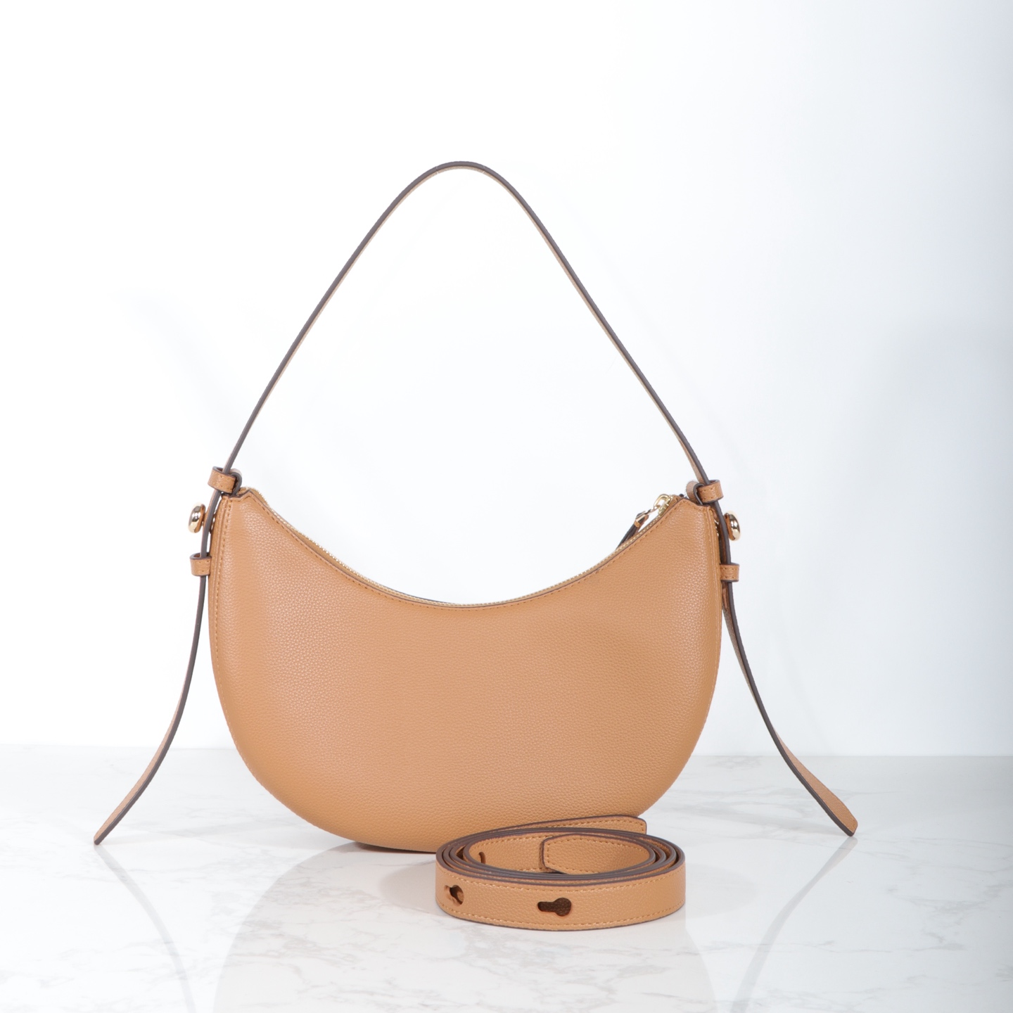 Tory Burch 日常出行使用的理想之选 Romy新月包精选皮革打造 圆润弧线形包身柔和饱满 日夜多场合皆宜