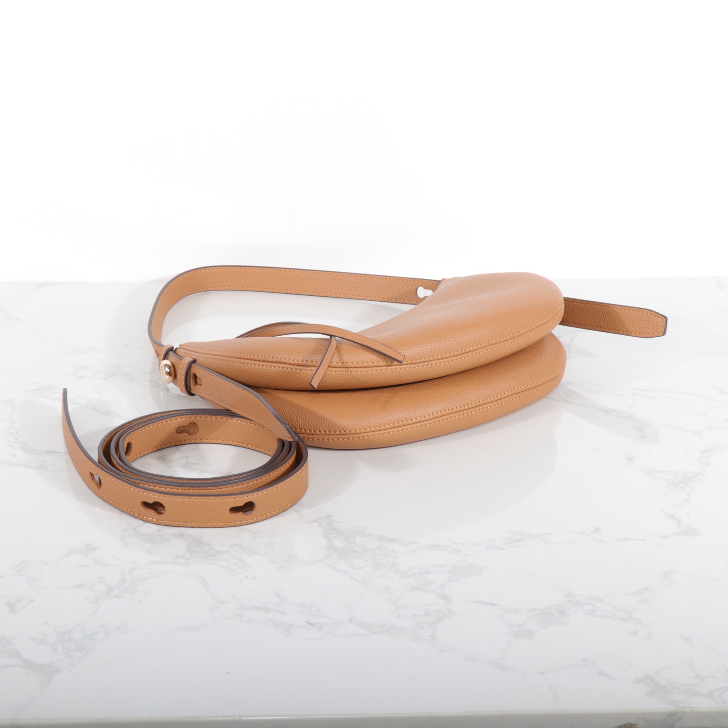 Tory Burch 日常出行使用的理想之选 Romy新月包精选皮革打造 圆润弧线形包身柔和饱满 日夜多场合皆宜
