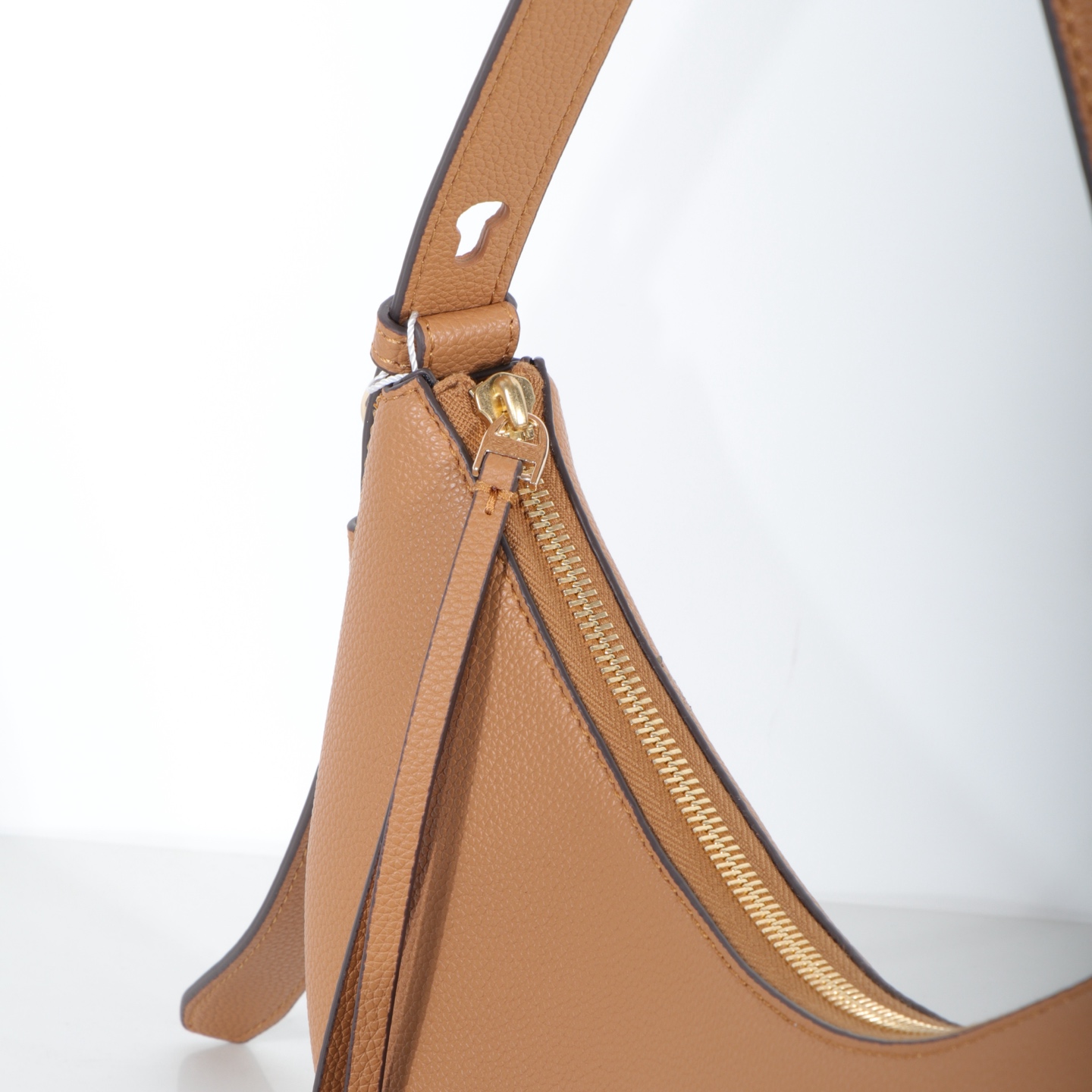 Tory Burch 日常出行使用的理想之选 Romy新月包精选皮革打造 圆润弧线形包身柔和饱满 日夜多场合皆宜
