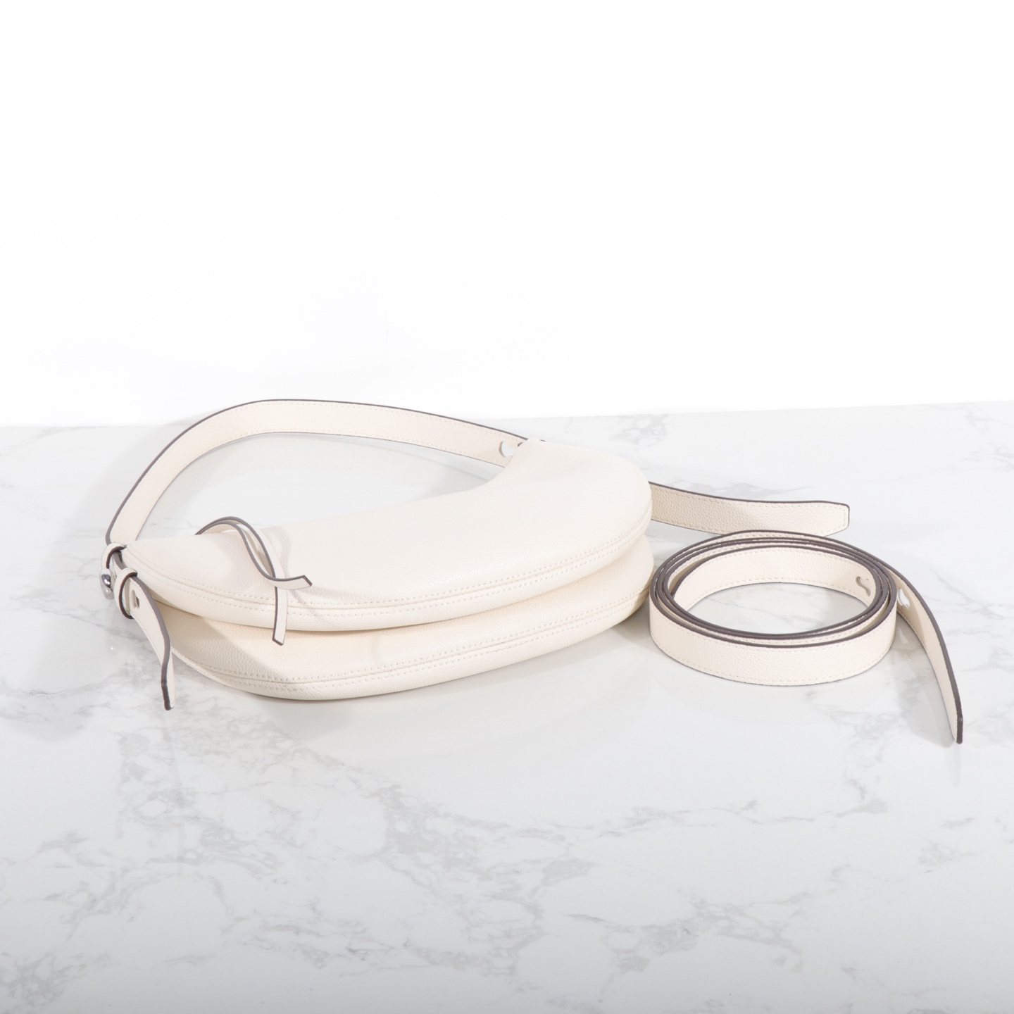 Tory Burch 日常出行使用的理想之选 Romy新月包精选皮革打造 圆润弧线形包身柔和饱满 日夜多场合皆宜