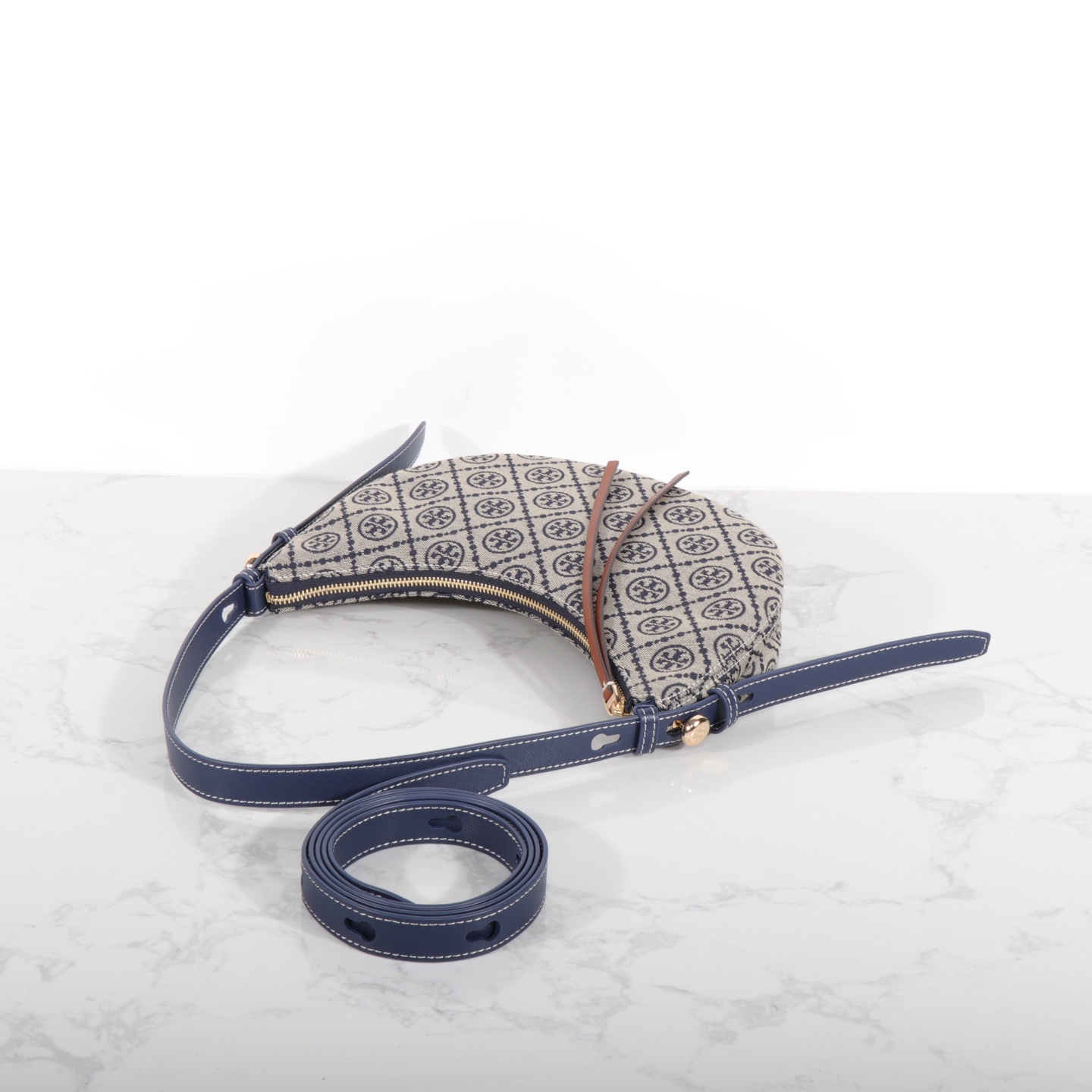 Tory Burch 编号178683 Romy新月包精选品牌标志性T Monogram提花图案与皮革饰边