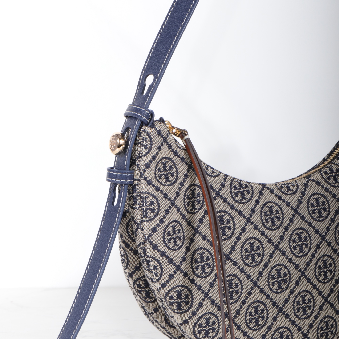 Tory Burch 编号178683 Romy新月包精选品牌标志性T Monogram提花图案与皮革饰边