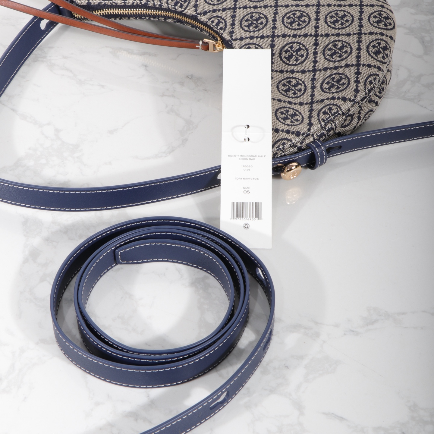 Tory Burch 编号178683 Romy新月包精选品牌标志性T Monogram提花图案与皮革饰边
