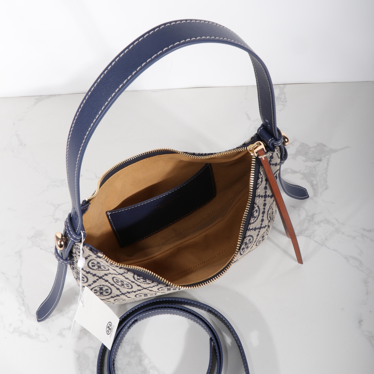 Tory Burch 编号178683 Romy新月包精选品牌标志性T Monogram提花图案与皮革饰边