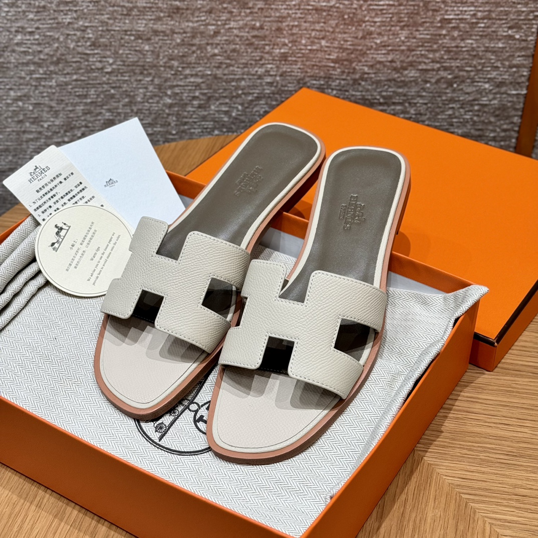 NO:239254,Newly upgraded HERMES Handmade H Slippers H Home's slippers are the most classic work in the brand. They are constantly upgraded every year. We follow the counter, constantly upgrade, optimize, and update, and are persistent in focusing on full hand sewing. Imported Italian and European original A-grade genuine leather sole, with excellent comfort on the feet Size 35-39 (34.40.41.42 Customized without return or exchange) Feet and high instep, you need to get one size larger. Old method of foot padding, full-inclusive method of foot padding, slippers, hermes, slippers, Leather soles19860909全新升级HERMES 手工H拖鞋 H家的拖鞋是品牌中最最经典之作,每年都在大同小异不断升级,我们跟随专柜,不断升级,不断优化,不断更新,执着于专注全手工缝制 进口意大利欧洲原A级真皮大底,上脚舒适度极赞 Size 35-39（34.40.41.42定做不退换） 脚胖脚背高需要拿大一码 贴垫脚老做法全包垫脚作法,拖鞋,hermes,slippers,Leather soles,Women's Shoes