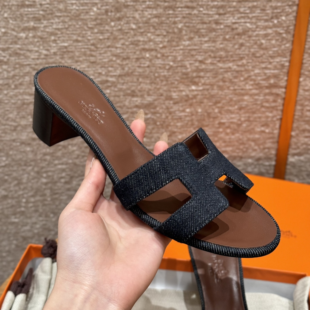 NO:229358,, The latest popular denim high heels are new, this shoe is really loves this color scheme. It is very versatile. Compared with other colors, the original color blue makes it look younger. The feeling of youthful vitality is the fairy on the feet. The goddess is young and white. It is really great. Walking out of the street is the brightest shining point on the street. It is so amazing. It is fully handmade, one-on-one high-end private customization. This product is a high-end handmade customized product. The production period is about one week. We use imported Italian and European original A-grade leather sole, imported leather, handmade, and the comfort of the foot is amazing. The original pk version is no pressure at all. Size 34-41 (34.40.41. Customized without return or exchange), slippers, high heels, slippers, Leather soles19860909,最新爆款的牛仔高跟鞋上新啦 这款鞋子真的好爱这个配色 非常好百搭,相比其它颜色,原色蓝更显年轻,青春活力的感觉上脚就是仙女本仙,女神本神显年轻,显白,真的是太棒了,走出街就是街上最亮的闪光点,太绝绝子啦 全手工制作,一对一制作高端私人定制. 本产品为高端手工订制产品,制作货期约一周左 右 我们采用进口意大利欧洲原A级真皮大底,进口皮质,手工制作,上脚舒适度爆赞 ,随意pk原版丝毫无压力. 码数34-41（34.40.41.可定做不退换）,拖鞋,high heels,slippers,Leather soles,Women's Shoes