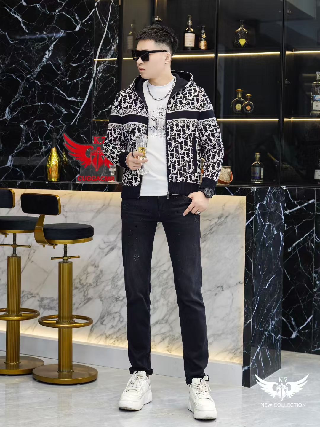 NO:531674,y Dio and the new D-Home Hooded Cotton Clothing Jacket with autumn and winter, reshapes the classic aesthetics with the brand's iconic Oblique presbyopia pattern. The overall design is made of black and white tones to present the collision of retro and modernity. The hooded design is matched with a smooth center zipper opening and closing, and the cuffs and hem are dark ribbed closing technology to ensure windproof and warmth. The fabric is made of high-tech cotton blended material, with Dior classic twill pattern on the surface, and the left chest is embellished with exquisite brand logo. The lining is made of skin-friendly material and printed with dark-texture logo details. The three-dimensional tailoring continues the tradition of Dio precision, with neat and smooth shoulder lines, and the body adopts a moderately loose modern silhouette. It has both functional and fashionable feeling. The presbyopia pattern highlights the brand's heritage, and the black and white color matching enhances the freedom of matching. Suitable for high-end leisure, urban travel, social activities and other occasions, simple items can be matched with highlights of jacket design, or mixed with formal wear to create a fashionable and layered sense. With Dior's exquisite craftsmanship, classic symbols are integrated into practical outfits, and through the combination of iconic presbyopia patterns and functional design, it has become a must-have item in autumn and winter wardrobe that has both recognition and practical wear. 48-56 (model 173, 143 catties upper body 50 sizes),,dior,dior,dior,jackets & coats,hats,alexander wang19860909y Dio迪奥、秋冬新品D家连帽棉服夹克,以品牌标志性 Oblique 老花图案重塑经典美学.整体采用黑白色调呈现复古与现代的碰撞,连帽设计搭配中央顺滑拉链开合,袖口与下摆采用深色罗纹收口工艺,确保防风保暖性能.面料选用高科技棉质混纺材质,表面满印Dior 经典斜纹图案,左胸点缀精致品牌标识,内衬采用亲肤材质并印有暗纹Logo细节. 立體剪裁延续迪奥精工传统,肩部线条利落流畅,衣身采用适度宽松的现代廓形.兼具功能性与时尚感 老花图案彰显品牌传承,黑白配色提升搭配自由度. 适合高端休闲、都市出行、社交活动等多种场合,可搭配简约单品突出夹克设计亮点,或与正装混搭打造时髦层次感.以迪奥精湛工艺将经典符号融入实用着装,通过标志性老花图案与功能性设计的结合,成为秋冬衣橱中兼具辨识度与实穿性的必备单品.48-56（模特173,143斤上身50码）,,dior,dior,dior,jackets & coats,hats,alexander wang,Men's clothing