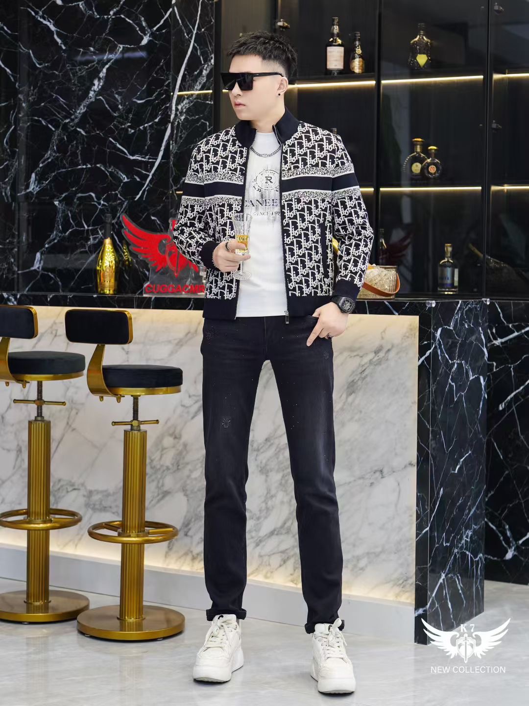 NO:531676,y Dio and the new D-home stand-collar cotton jacket with autumn and winter, reshaping the classic aesthetic with the brand's iconic Oblique presbyopia pattern. The overall design is made of black and white tones to present the collision of retro and modernity. The hooded design is matched with a smooth center zipper opening and closing, and the cuffs and hem are dark ribbed closing technology to ensure windproof and warmth. The fabric is made of high-tech cotton blended material, with Dior classic twill pattern on the surface, and the left chest is embellished with exquisite brand logo. The lining is made of skin-friendly material and printed with dark-texture logo details. The three-dimensional tailoring continues the tradition of Dio precision, with neat and smooth shoulder lines, and the body adopts a moderately loose modern silhouette. It has a sense of functionality and fashion. The presbyopia pattern highlights the brand's heritage, and the black and white color matching enhances the freedom of matching. Suitable for high-end leisure, urban travel, social activities and other occasions, simple items can be matched with highlights of jacket design, or mixed with formal wear to create a fashionable and layered sense. With Dior's exquisite craftsmanship, classic symbols are integrated into practical outfits, and through the combination of iconic presbyopia patterns and functional design, it has become a must-have item in autumn and winter wardrobe that has both recognition and practical wear. 48-56 (model 173, 143 catties upper body 50 sizes),,dior,dior,dior,jackets & coats,hats,alexander wang19860909y Dio迪奥、秋冬新品D家立领棉服夹克,以品牌标志性 Oblique 老花图案重塑经典美学.整体采用黑白色调呈现复古与现代的碰撞,连帽设计搭配中央顺滑拉链开合,袖口与下摆采用深色罗纹收口工艺,确保防风保暖性能.面料选用高科技棉质混纺材质,表面满印Dior 经典斜纹图案,左胸点缀精致品牌标识,内衬采用亲肤材质并印有暗纹Logo细节. 立體剪裁延续迪奥精工传统,肩部线条利落流畅,衣身采用适度宽松的现代廓形.兼具功能性与时尚感 老花图案彰显品牌传承,黑白配色提升搭配自由度. 适合高端休闲、都市出行、社交活动等多种场合,可搭配简约单品突出夹克设计亮点,或与正装混搭打造时髦层次感.以迪奥精湛工艺将经典符号融入实用着装,通过标志性老花图案与功能性设计的结合,成为秋冬衣橱中兼具辨识度与实穿性的必备单品.48-56（模特173,143斤上身50码）,,dior,dior,dior,jackets & coats,hats,alexander wang,Men's clothing