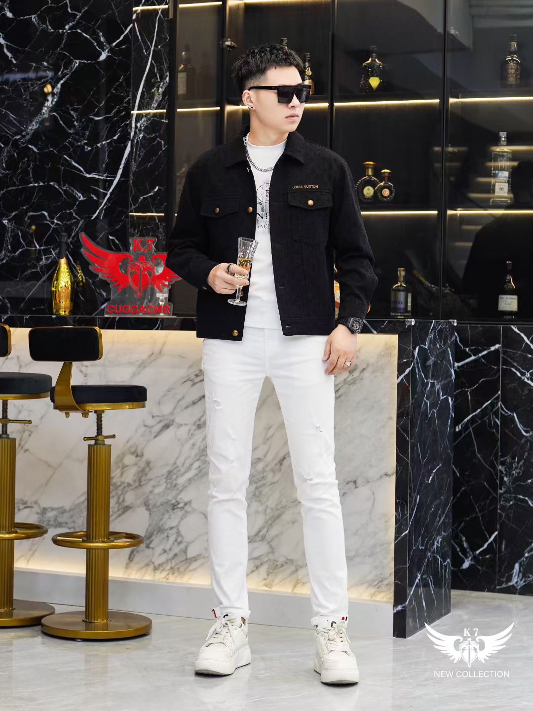 NO:531684,1v Vuitton and autumn and winter new Louis Vuitton denim jackets reinterpret the classic Monogram presbyterian pattern with dark blue denim as a carrier. They adopt a crisp lapel design, with two iconic gold metal buttons on the front closure, and pockets with covers on the left chest and lower right sides and the same button details. The cuffs are decorated with brand logo embroidery, and the lining is made of LV exclusive printed fabric. From the labels vaguely visible to the neckline to the brand engraving on the buttons, each detail highlights the creation genes of the century-old leather goods family. The fabric is made of high-quality denim material, and has a delicate texture after special aging process, which not only retains the casual characteristics of the denim, but also enhances the sense of high-end fashion through precise box-shaped short tailings. The shoulder line is designed with neat straight lines, and the hem length is just right. It can not only create a lazy and fashionable feeling when worn alone, but also mixes and matches with formal wear as a stacked item.  Suitable for high-end casual parties, urban social occasions and fashionable events, it can be matched with leather items to enhance the luxurious texture, or collided with casual pants to create a contemporary gentlemanly style. It perfectly combines street tannins with luxury craftsmanship, and reshapes the essential items for autumn and winter wardrobe with Louis Vuitton's iconic design language. 48-56 (model 173, 143 catties upper body 50 sizes),,louis vuitton,louis vuitton,jackets & coats,alexander wang198609091v威登、秋冬新品路易威登牛仔外套,以深蓝色丹宁为载体重新演绎经典Monogram老花图案.采用挺括翻领设计,前襟配备两颗标志性金色金属纽扣,左胸与右下侧设带盖口袋并缀以同款纽扣细节.袖口处饰有品牌标识刺绣,内衬采用LV专属印花面料,从领口隐约可见的标签到纽扣上的品牌刻印,每个细节都彰显百年皮具世家的造物基因. 面料选用高品质牛仔材质,经过特殊做旧工艺处理呈现细腻肌理,既保留丹宁的休闲特质,又通过精准的箱型短款剪裁提升高级时装感.肩线采用利落直线条设计,下摆长度恰到好处,既能单穿打造慵懒时髦感,亦可作为叠搭单品与正装混搭. 适合高端休闲聚会、都市社交场合及时尚活动穿着,可搭配皮革单品强化奢华质感,或与休闲裤装碰撞出当代绅士型格.将街头丹宁与奢侈工艺完美融合,以路易威登标志性设计语言重塑秋冬衣橱必备单品.48-56（模特173,143斤上身50码）,,louis vuitton,louis vuitton,jackets & coats,alexander wang,Men's clothing