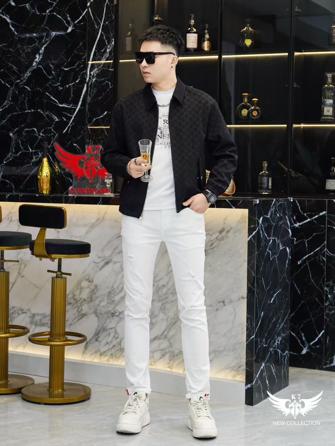 NO:531681,Gucc and Gucci, the new Gucci, autumn and winter new product, reshapes the classic fashion with innovative double-sided design. On the one hand, it uses military green glossy material, paired with brown metal zippers and left chest brown leather signs, and imprints the GUCCI brand logo to highlight identity; on the other hand, it presents a beige-brown base with classic GG printed patterns, and the collar and pocket edges are decorated with brown leather trim, and the details reveal the brand's century-old genes. It uses high-tech functional fabrics, which have wind-proof and water-proof characteristics. The front is equipped with smooth zipper opening and closing, with practical pockets with metal snap buttons on both sides, and the cuffs are elastically closed. The lining hides classic double G pattern, and the hooded design is detachable and convertible, realizing the practical aesthetic of wearing multiple clothes.  Two-sided interpretation of two styles, military green surfaces show the urban functional style, and GG printed surfaces interpret retro and fashionable attitude. Suitable for business and leisure, daily street outings, short trips and other occasions, it can easily achieve the style transformation from low-key simplicity to brand identity. With Italian fine craftsmanship and pragmatic design philosophy, it has become the core item for fashion people's autumn and winter wardrobe. 48-56 (model 173, 143 catties upper body 50 sizes),,gucci,gucci,jackets & coats,hats,alexander wang19860909Gucc古驰、秋冬新品Gucci双面穿夹克,以创新双面设计重塑经典时尚.一面采用军绿色光面材质,搭配棕色金属拉链与左胸棕色皮革标牌,压印GUCCI品牌标识彰显身份；另一面呈现米棕色底搭配经典GG印花图案,领口与口袋边缘饰有棕色皮革镶边,细节处流露品牌百年基因. 采用高科技功能性面料,具备防风防泼水特性.正面配备顺滑拉链开合,两侧设带金属按扣的实用口袋,袖口采用弹性收口设计.内衬暗藏经典双G图案,连帽设计可拆卸转换,实现一衣多穿的实用美学. 双面演绎两种风格军绿色面展现都市机能风范,GG印花面诠释复古时髦态度.适合商务休闲、日常出街、短途旅行等多种场合,轻松实现从低调简约到品牌标识化的风格转换.以意大利精工技艺与实用主义设计哲学,成为时尚人士秋冬衣橱的核心单品.48-56（模特173,143斤上身50码）,,gucci,gucci,jackets & coats,hats,alexander wang,Men's clothing