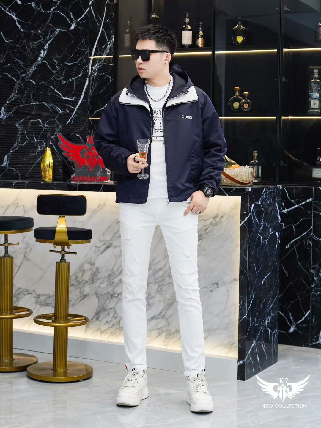 NO:531687,Gucci decorative twill nylon jacket z, blue densely woven nylon fabric made of nylon fiber tightly woven. The gap between the warp and weft yarns is very small, and the surface presents a clear 45-degree diagonal texture. The outstanding wear resistance and pull resistance of nylon increases the service life of the garment. The smaller density strengthens wind resistance, and has a certain waterproof performance, so that its functionality can be better exerted outdoors. The LOGO embroidery patch uses 0.3 mm ultra-fine polyester embroidery thread, which is laser cutting and shaping to create a relief texture. Each patch has 5 anti-wrinkle treatments to ensure that it remains in its original form after washing. False  Two-Piece design adds layering and uniqueness, and uses high-end invisible buckles to connect the hat part and the large body. It has an independent and complete double-layer structure, which is suitable for single-layer lamination. Size 48-56, gucci, jackets & coats, hats, alexander wang19860909Gucci 饰贴饰斜纹尼龙夹克z,选用锦纶纤维紧密编织而成的蓝色密织斜纹尼龙面料.经纬纱线之间的空隙非常小,表面呈现清晰的45度角斜向纹理.锦纶突出的耐磨性,抗拉扯等优点使成衣增加使用寿命.较小的密度强化防风性,同时兼具一定的防水性能,在室外能更好的发挥其功能性.LOGO刺绣贴饰采用0.3毫米超细聚酯绣线,经激光切割定型工艺打造浮雕质感.每片贴饰经过5道抗皱处理,确保水洗后仍保持原有形态.False Two-Piece设计增添层次感和独特性,采用高端隐形暗扣将帽子部分和大身链接一体,独立完整的双层结构,单穿叠穿皆宜.尺码48-56,,gucci,jackets & coats,hats,alexander wang,Men's clothing