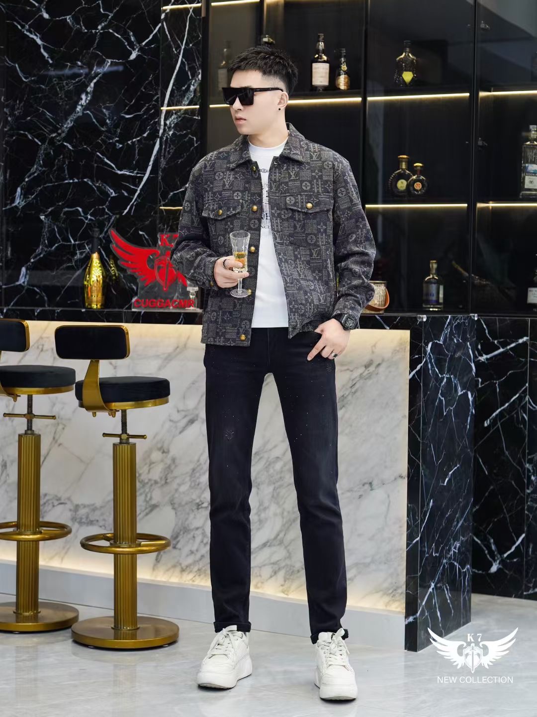 NO:540232,1v Vuitton and autumn and winter new Louis Vuitton denim jackets reinterpret the classic Monogram presbyterian pattern with dark blue denim as a carrier. They adopt a crisp lapel design, with two iconic gold metal buttons on the front closure, and pockets with covers on the left chest and lower right sides and the same button details. The cuffs are decorated with brand logo embroidery, and the lining is made of LV exclusive printed fabric. From the labels vaguely visible to the neckline to the brand engraving on the buttons, each detail highlights the creation genes of the century-old leather goods family. The fabric is made of high-quality denim material, and has a delicate texture after special aging process, which not only retains the casual characteristics of the denim, but also enhances the sense of high-end fashion through precise box-shaped short tailings. The shoulder line is designed with neat straight lines, and the hem length is just right. It can not only create a lazy and fashionable feeling when worn alone, but also mixes and matches with formal wear as a stacked item.  Suitable for high-end casual parties, urban social occasions and fashionable events, it can be matched with leather items to enhance the luxurious texture, or collided with casual pants to create a contemporary gentlemanly style. It perfectly combines street tannins with luxury craftsmanship, and reshapes the essential items for autumn and winter wardrobe with Louis Vuitton's iconic design language. 48-56 (model 173, 143 catties upper body 50 sizes),,louis vuitton,louis vuitton,jackets & coats,alexander wang198609091v威登、秋冬新品路易威登牛仔外套,以深蓝色丹宁为载体重新演绎经典Monogram老花图案.采用挺括翻领设计,前襟配备两颗标志性金色金属纽扣,左胸与右下侧设带盖口袋并缀以同款纽扣细节.袖口处饰有品牌标识刺绣,内衬采用LV专属印花面料,从领口隐约可见的标签到纽扣上的品牌刻印,每个细节都彰显百年皮具世家的造物基因. 面料选用高品质牛仔材质,经过特殊做旧工艺处理呈现细腻肌理,既保留丹宁的休闲特质,又通过精准的箱型短款剪裁提升高级时装感.肩线采用利落直线条设计,下摆长度恰到好处,既能单穿打造慵懒时髦感,亦可作为叠搭单品与正装混搭. 适合高端休闲聚会、都市社交场合及时尚活动穿着,可搭配皮革单品强化奢华质感,或与休闲裤装碰撞出当代绅士型格.将街头丹宁与奢侈工艺完美融合,以路易威登标志性设计语言重塑秋冬衣橱必备单品.48-56（模特173,143斤上身50码）,,louis vuitton,louis vuitton,jackets & coats,alexander wang,Men's clothing