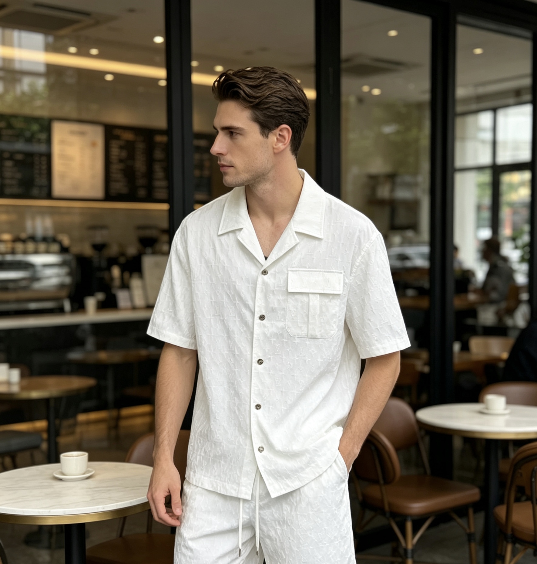 NO:833649,In the soft light, the pure white LV presbyopia suit has a cool atmosphere. The textured fabric sways with the movement, and the low-key embossing is looming under the light, hiding the brand's recognition just right. There is no deliberate shape, but it has a calm and noble air. This is the relaxed style of LV.,, louis vuitton,19860909在柔光里,纯白LV老花套装自带清冷氛围感. 肌理面料随着动作轻晃,低调压纹在光线下若隐若现,把品牌的辨识度藏得恰到好处. 没有刻意的造型,却自带从容贵气,这就是LV的松弛格调.,,louis vuitton,,Men's clothing