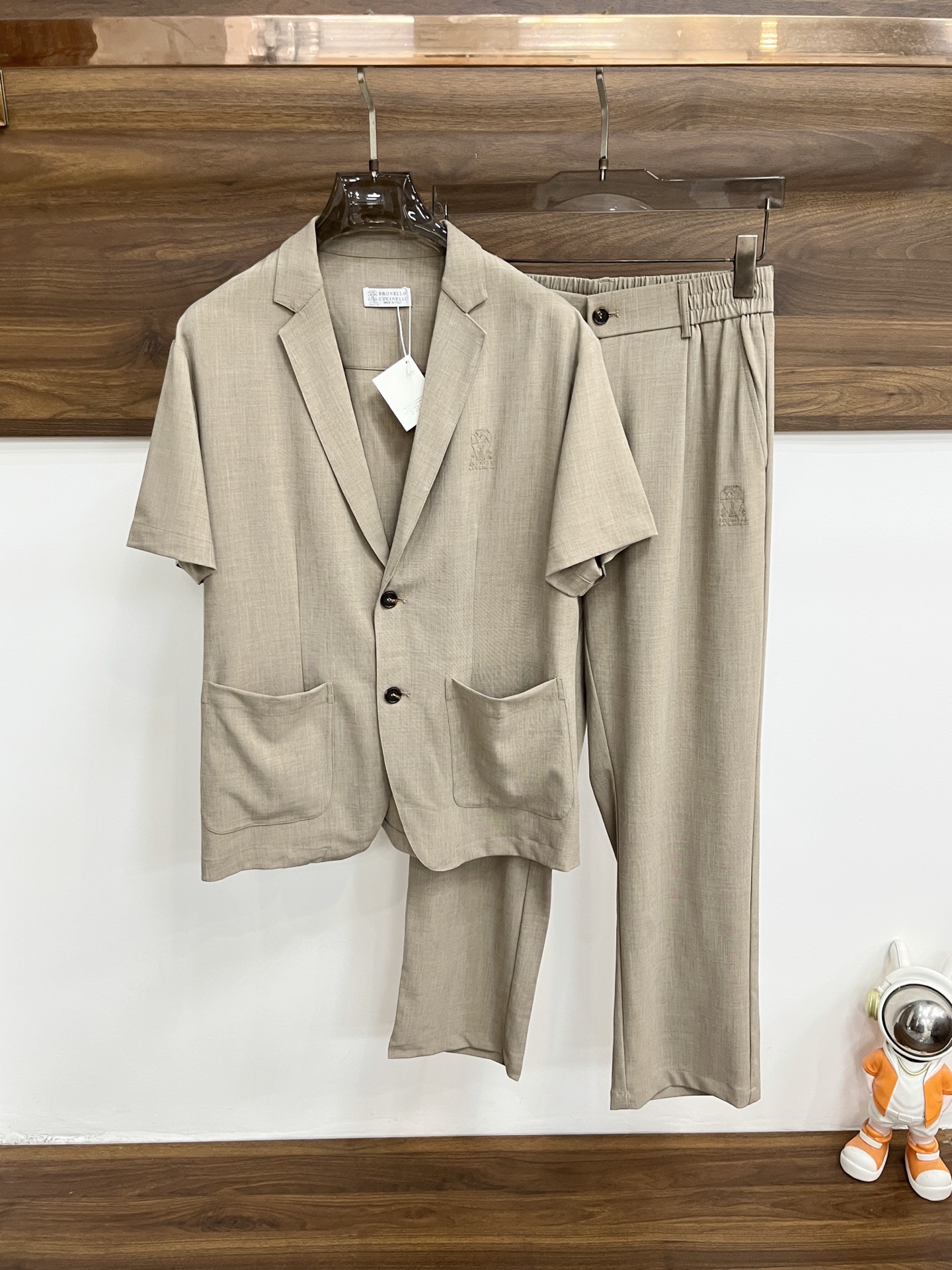 NO:846234,Mainly recommend BC spring new short-sleeved BC suit collar short-sleeved trousers suit, cotton and linen fiber trousers suit, the upper body effect is great, leisure and vacation boutique!  Light luxury style, simple and elegant!  Size M-XXXL H2026 new model first release, T-shirt, business suit,19860909主推 BC 春季新款短袖BC西装领短袖长裤套装,棉麻纤维面料长裤套装,上身效果非常棒,休闲度假精品！轻奢风格简约大气！ 尺码M-XXXL H2026新款首发,,T-shirt,business suit,,Men's clothing