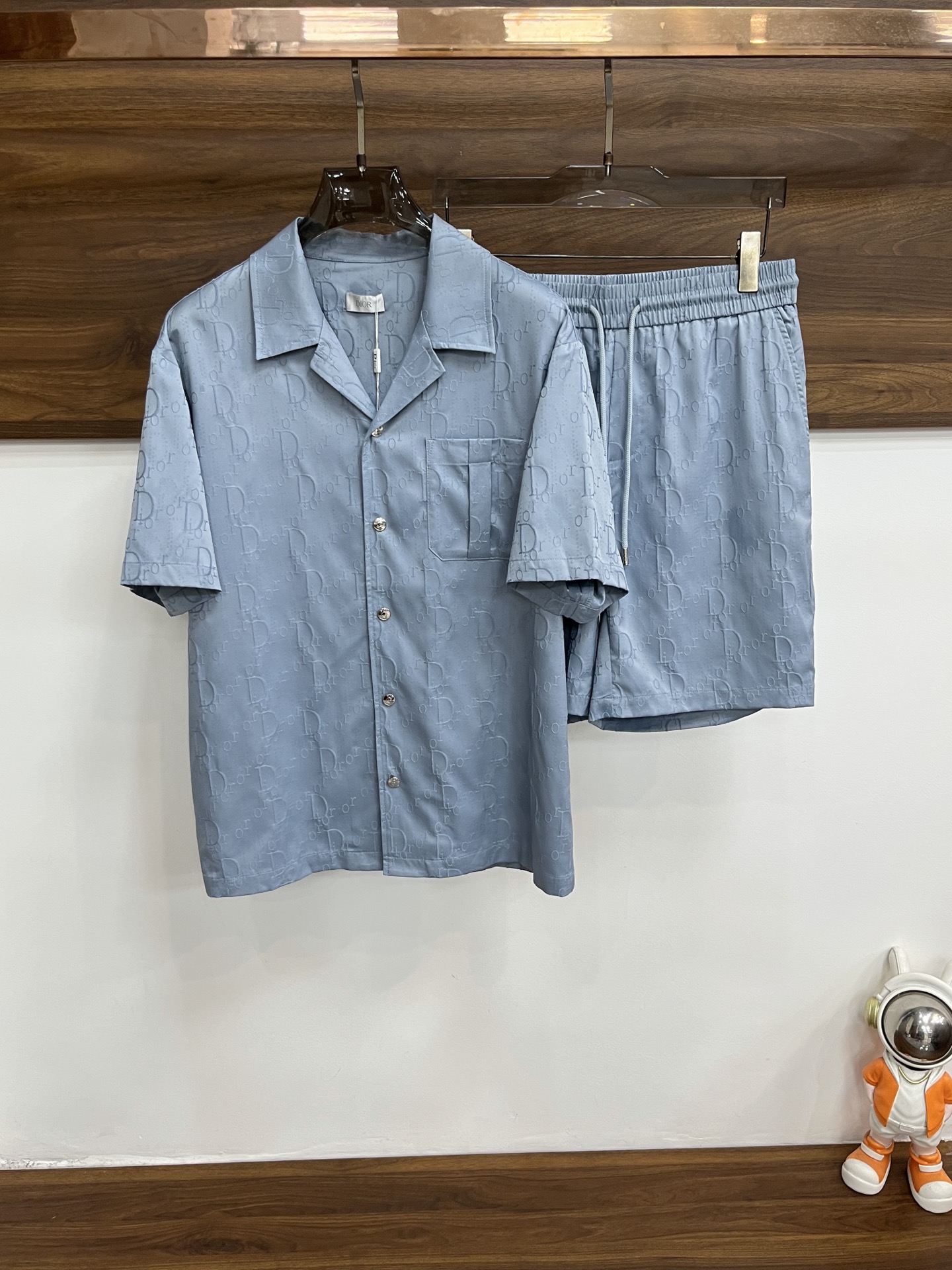 NO:846239,Mainly recommend Dior spring new short-sleeved Dior lapel short-sleeved shorts suit, cotton and linen fiber shorts suit, the upper body effect is great, leisure and vacation boutique!  Light luxury style, simple and elegant!  Size M-XXXL H2026 new model first release, dior, dior, shorts, T-shirt,19860909主推 Dior 春季新款短袖迪奥翻领短袖短裤套装,棉麻纤维面料短裤套装,上身效果非常棒,休闲度假精品！轻奢风格简约大气！ 尺码M-XXXL H2026新款首发,,dior,dior,shorts,T-shirt,,Men's clothing