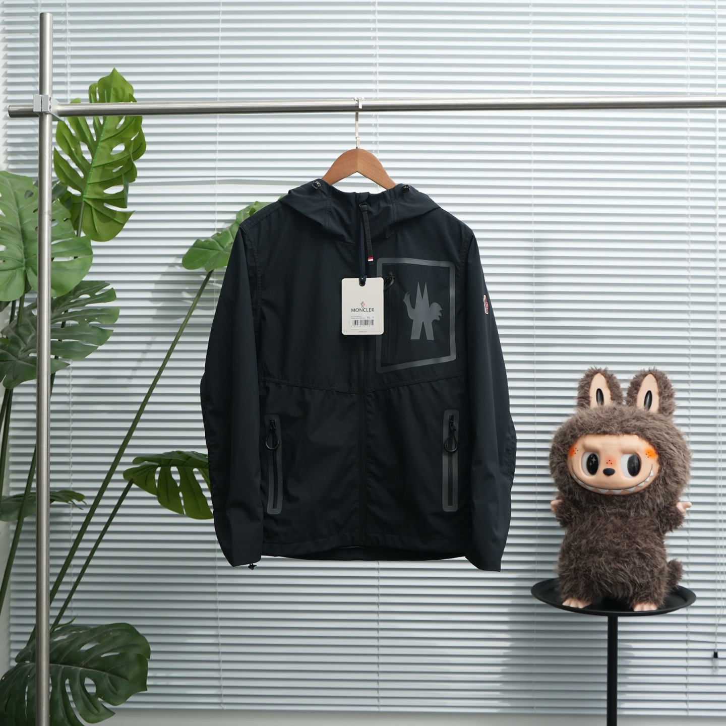 正品级💰560

MONCLER丨蒙口户外运动连帽冲锋衣

尺码：M-2XL 黑色