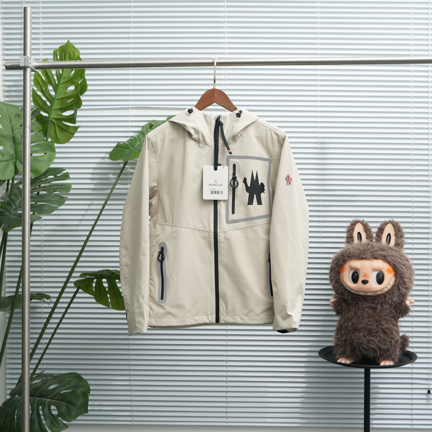 正品级💰560

MONCLER丨蒙口户外运动连帽冲锋衣

尺码：M-2XL 米白