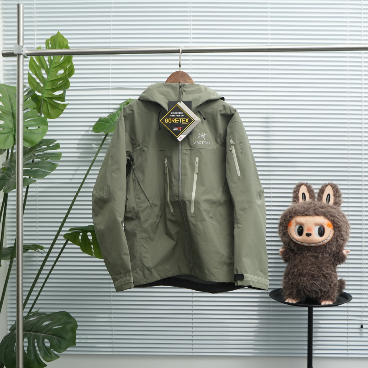 正品级💰560 ARC'TERY ｜ 始祖鸟 Alpha SV6代 连帽冲锋衣 尺码：S-2XL 幽雾绿