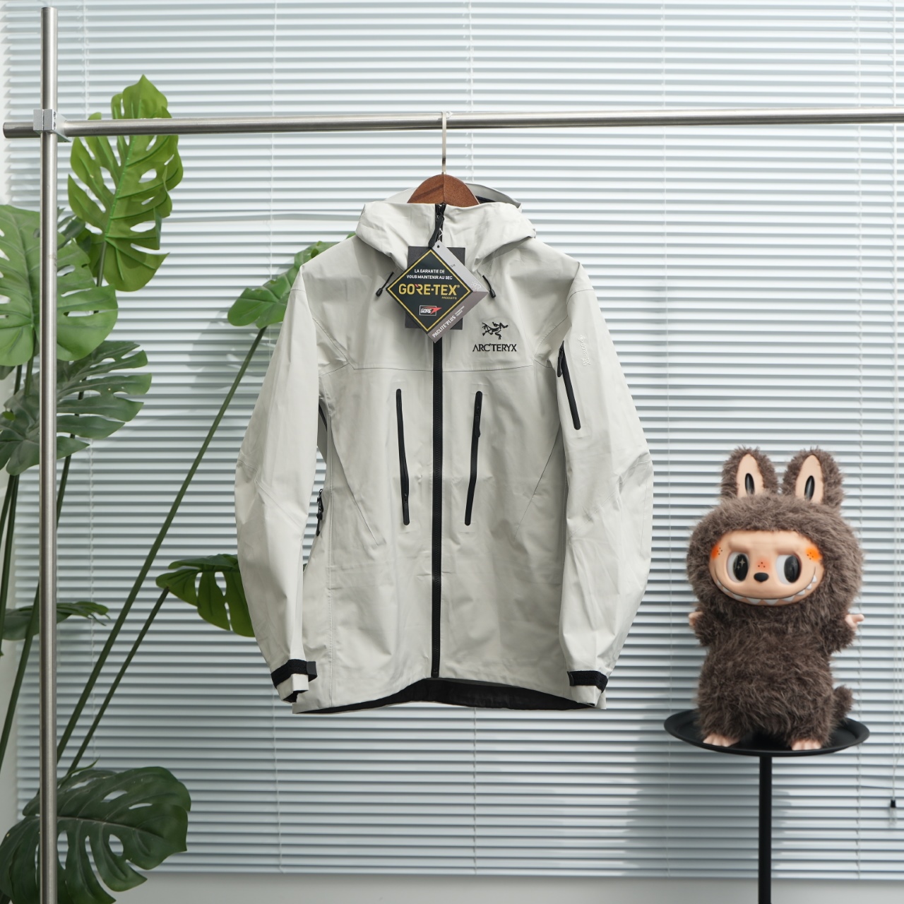 正品级💰560 ARC'TERY ｜ 始祖鸟 Alpha SV6代 连帽冲锋衣 尺码：S-2XL 象牙白