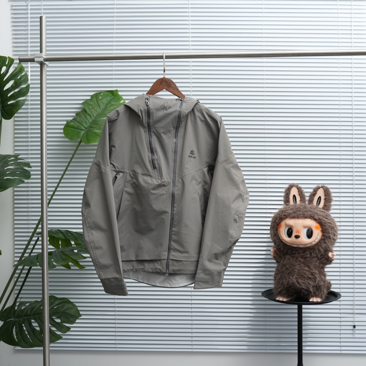 💰480

Kailas丨凯乐石索松运动户外连帽冲锋衣

Size：S-XXL 石莲灰