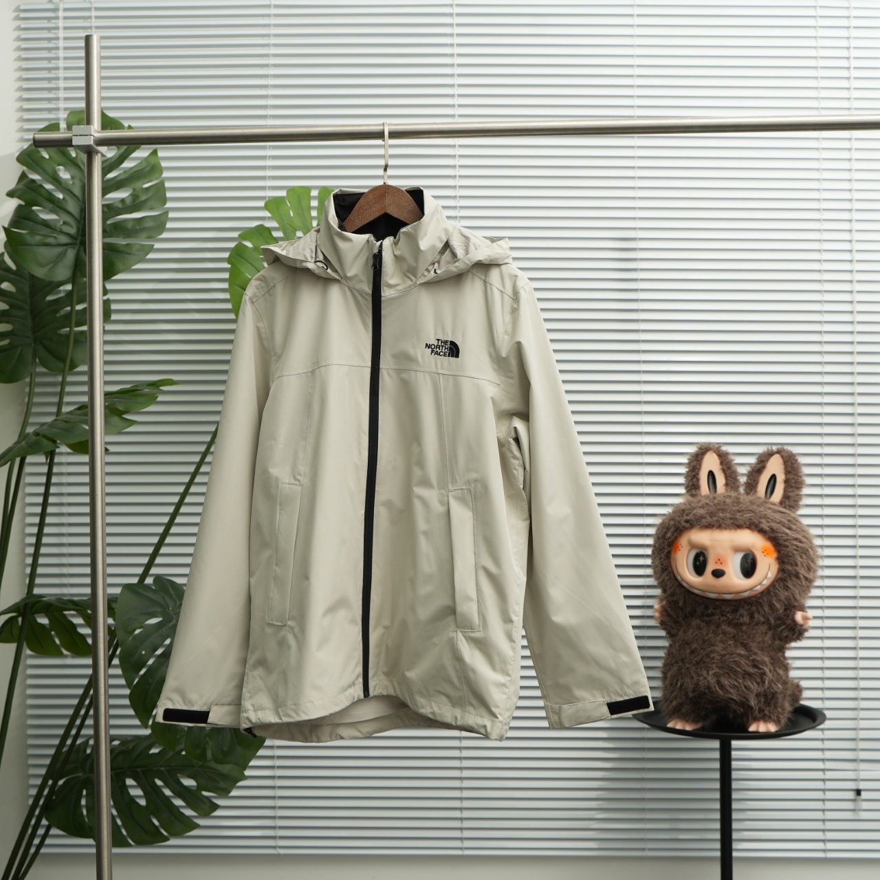 正品级💰480

The northface 北面新款SS24连帽黑武士88FR冲锋衣 压胶

尺码：XS-2XL 米白