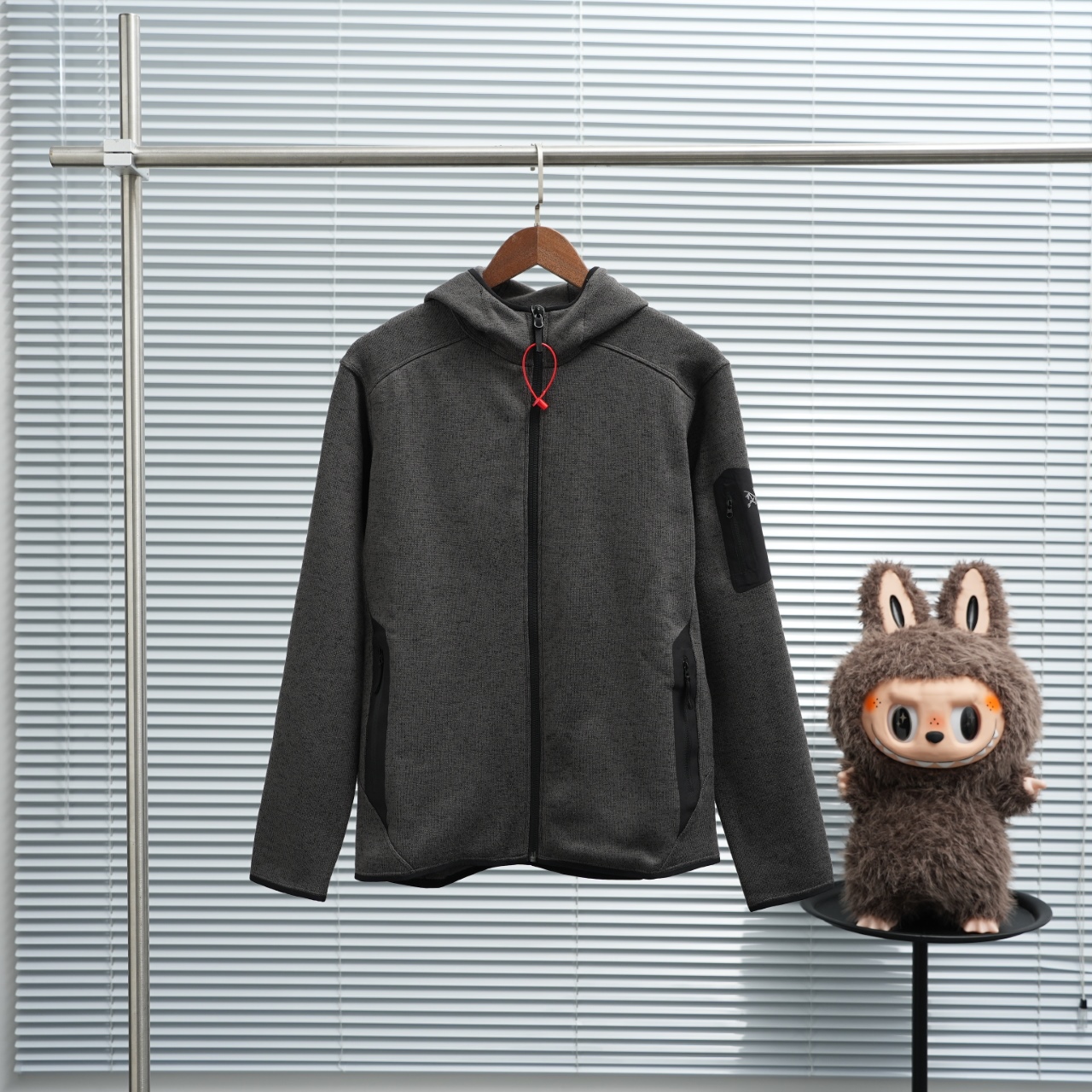 💰450

ARC'TERYX|始祖鸟 COVERT Hoody Men's Logo连帽针织抓绒夹克

尺码：S-2XL 灰色