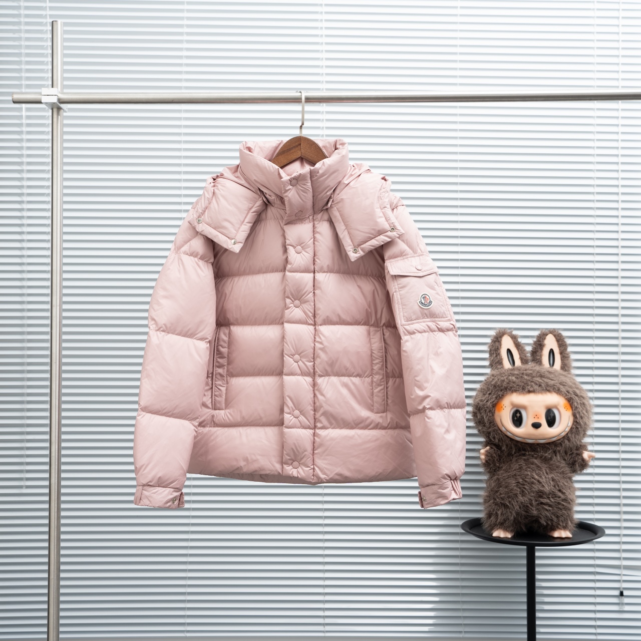 粉色
顶版 蒙口70周年雾面玛雅 羽绒服