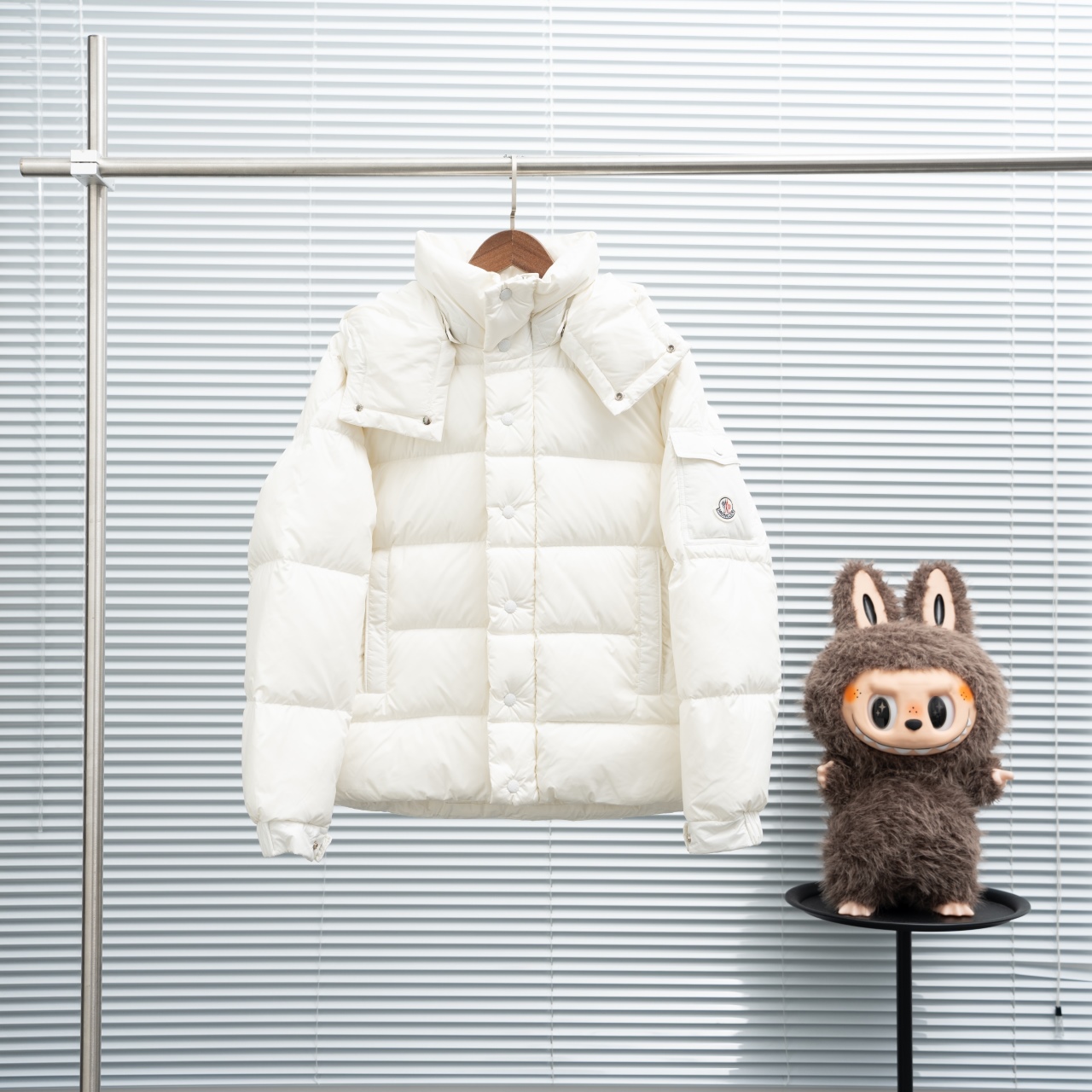 白色
顶版 蒙口70周年雾面玛雅 羽绒服