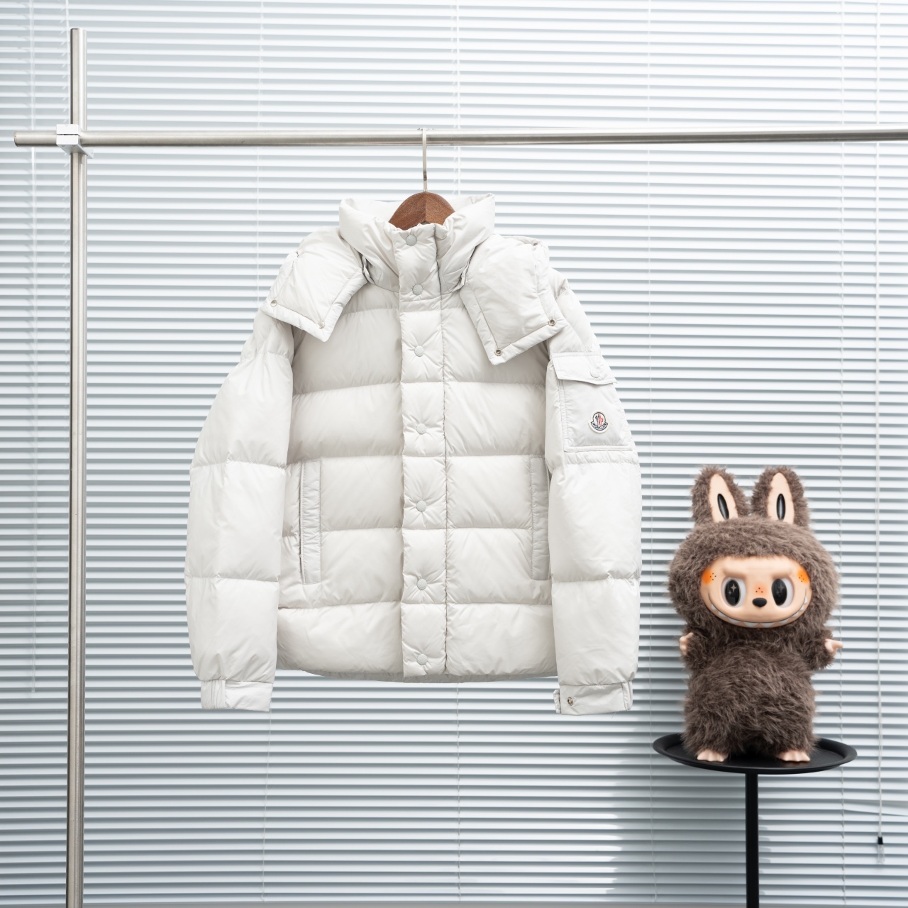 骨白 珍珠灰
顶版 蒙口70周年雾面玛雅 羽绒服