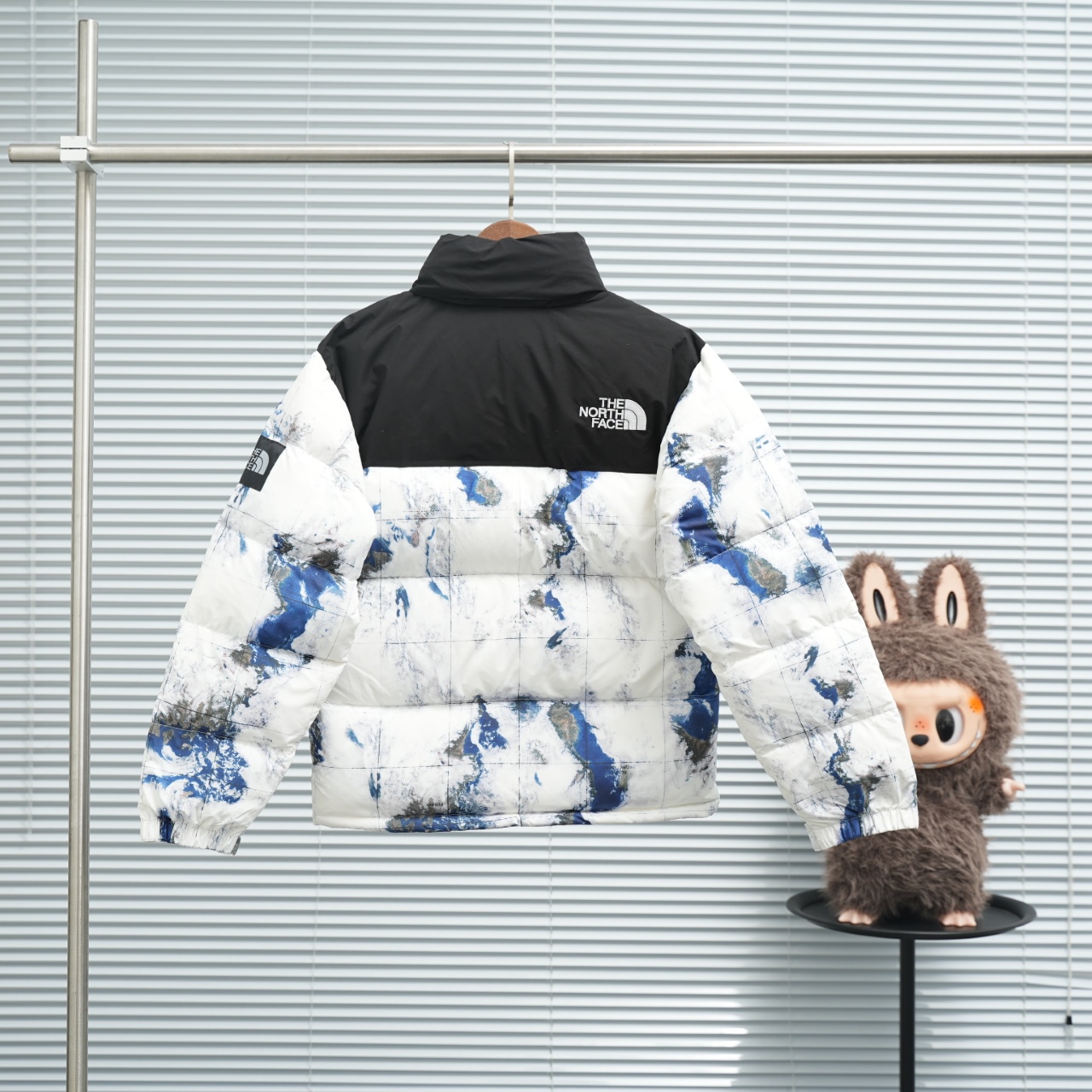 The North Face Earth Print Down Jacket - Stylish & Warm Outerwear 7 windows1759416424577 1467139346 1131206987