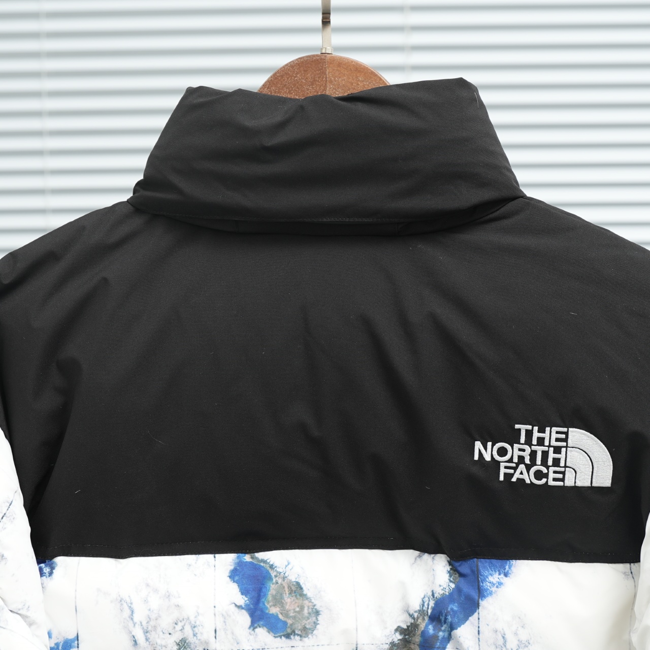 The North Face Earth Print Down Jacket - Stylish & Warm Outerwear 6 windows1759416424590 90183627 1292055802
