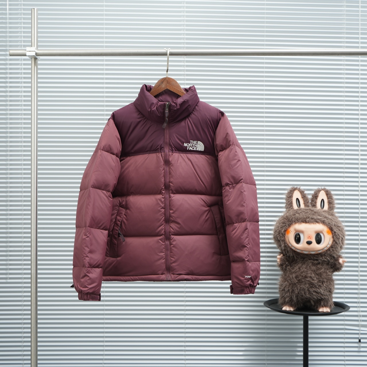 酒红色
顶版 北面1996 羽绒服