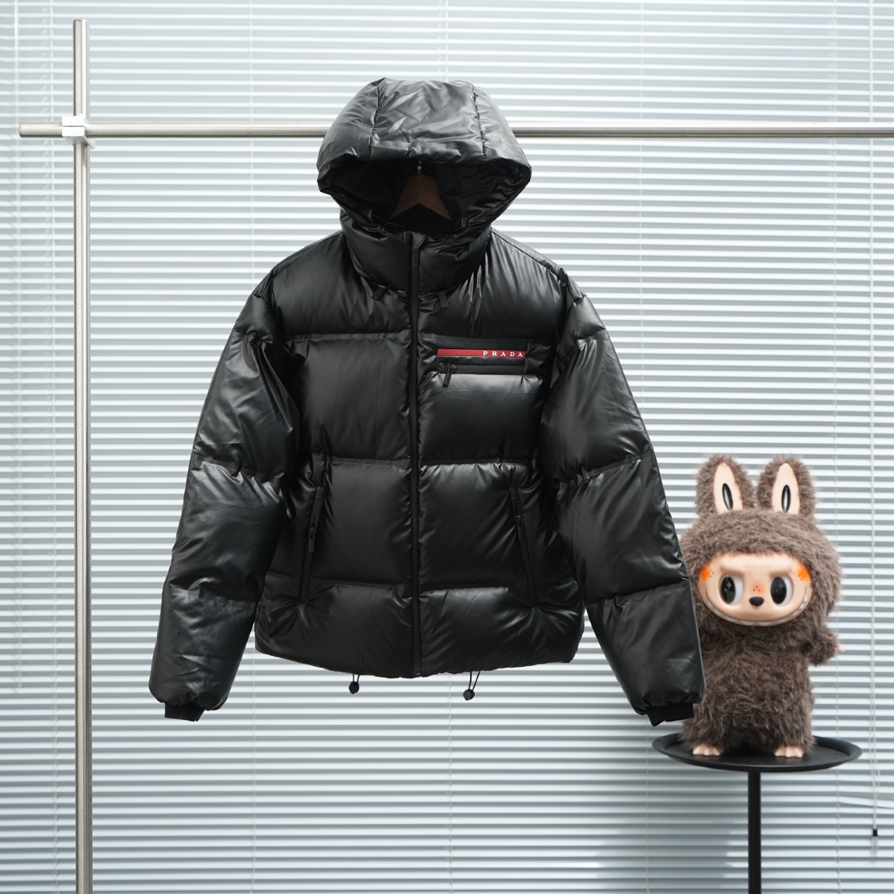 NO:600528,Direct supply at good price PRADA|Prada red label hooded down jacket size S-2XL,,prada,prada,down jacket,hats,alexander wang19860909优价直供  PRADA|普拉达 红标连帽羽绒服  尺码S-2XL,,prada,prada,down jacket,hats,alexander wang,Men's clothing