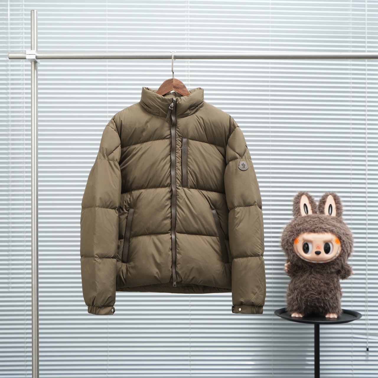NO:600534,Brown, Moncler, direct supply at a good price, leather zipper style, same style down jacket for male and female celebrities, size 1-5,,Moncler,down jacket,alexander wang19860909棕色优价直供 Moncler盟可睐 皮拉链款 男女明星同款羽绒服 尺码1-5,,Moncler,down jacket,alexander wang,Men's clothing