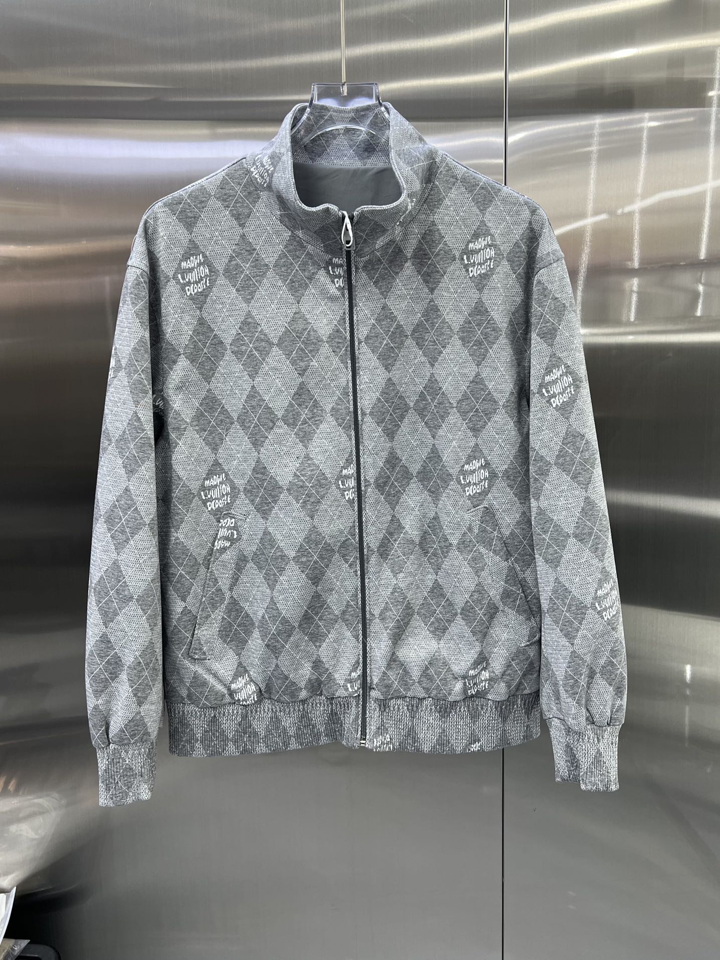 NO:495169,C44-LV Donkey Home New stand-up collar jacket!  Exclusive custom fabric, simple and elegant, clean and neat tailored, soft, glutinous and dry, and the upper body effect is crisp and stylish. The three-dimensional cutting process and the pattern are all high-standard and appropriate silhouette versions!  It is not tight yet. With so many top-level raw materials, we create high-end products with unparalleled value, and the upper body effect is super good!  Color grey Size 48 50 52 54 56 08,,louis vuitton,louis vuitton,louis vuitton,jackets & coats,jackets & coats,alexander wang19860909C44-LV 驴家 新品立领外套夹克！独家定制面料,简单大方 干净利落剪裁 ,手感软糯干爽,上身效果挺括有型.立体裁剪工艺,版型上都是高标准,恰当好处的廓型版！又恰恰不紧绷,如此众多的顶级原料,打造出价值感无与伦比的高端产品,上身效果超级好看！ 颜色灰色 尺码48 50 52 54 56 08,,louis vuitton,louis vuitton,louis vuitton,jackets & coats,jackets & coats,alexander wang,Men's clothing