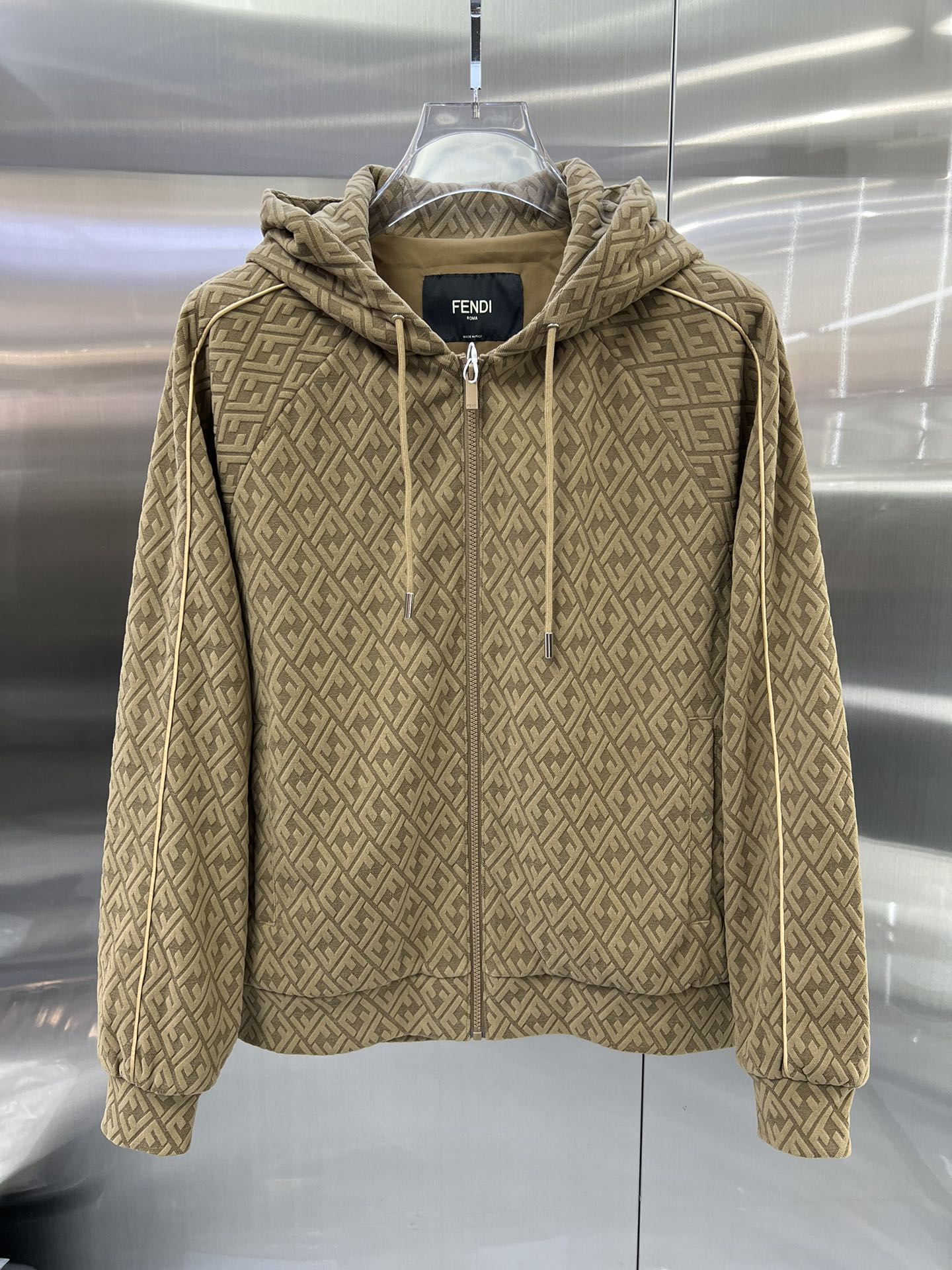 NO:495157,C48-Fendi New stand-up collar jacket!  Exclusive custom fabric, simple and elegant, clean and neat tailored, soft, glutinous and dry, and the upper body effect is crisp and stylish. The three-dimensional cutting process and the pattern are all high-standard and appropriate silhouette versions!  It is not tight yet. With so many top-level raw materials, we create high-end products with unparalleled value, and the upper body effect is super good!  Color black Apricot Size 48 50 52 54 56 08,,fendi,fendi,jackets & coats,jackets & coats,alexander wang19860909C48-Fendi 芬迪 新品立领外套夹克！独家定制面料,简单大方 干净利落剪裁 ,手感软糯干爽,上身效果挺括有型.立体裁剪工艺,版型上都是高标准,恰当好处的廓型版！又恰恰不紧绷,如此众多的顶级原料,打造出价值感无与伦比的高端产品,上身效果超级好看！ 颜色黑色 杏色 尺码48 50 52 54 56 08,,fendi,fendi,jackets & coats,jackets & coats,alexander wang,Men's clothing