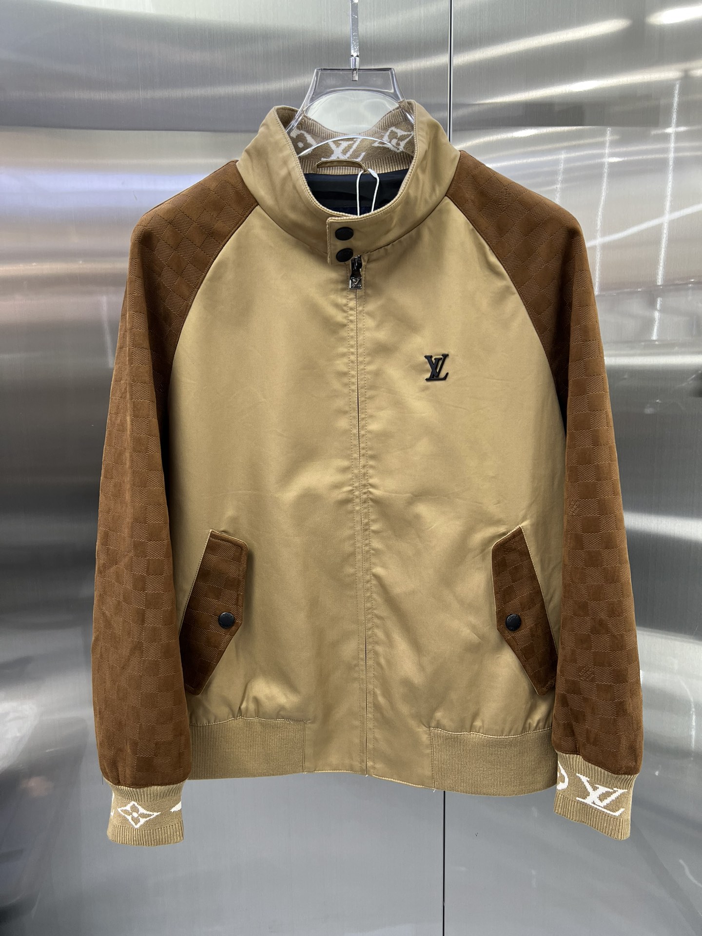 NO:495144,C47-LV Donkey New Product Stand-collar Jacket!  Exclusive custom fabric, simple and elegant, clean and neat tailored, soft, glutinous and dry, and the upper body effect is crisp and stylish. The three-dimensional cutting process and the pattern are all high-standard and appropriate silhouette versions!  It is not tight yet. With so many top-level raw materials, we create high-end products with unparalleled value, and the upper body effect is super good!  Color black Apricot Size 48 50 52 54 56 08,,louis vuitton,louis vuitton,louis vuitton,jackets & coats,jackets & coats,alexander wang19860909C47-LV 驴家 新品立领外套夹克！独家定制面料,简单大方 干净利落剪裁 ,手感软糯干爽,上身效果挺括有型.立体裁剪工艺,版型上都是高标准,恰当好处的廓型版！又恰恰不紧绷,如此众多的顶级原料,打造出价值感无与伦比的高端产品,上身效果超级好看！ 颜色黑色 杏色 尺码48 50 52 54 56 08,,louis vuitton,louis vuitton,louis vuitton,jackets & coats,jackets & coats,alexander wang,Men's clothing