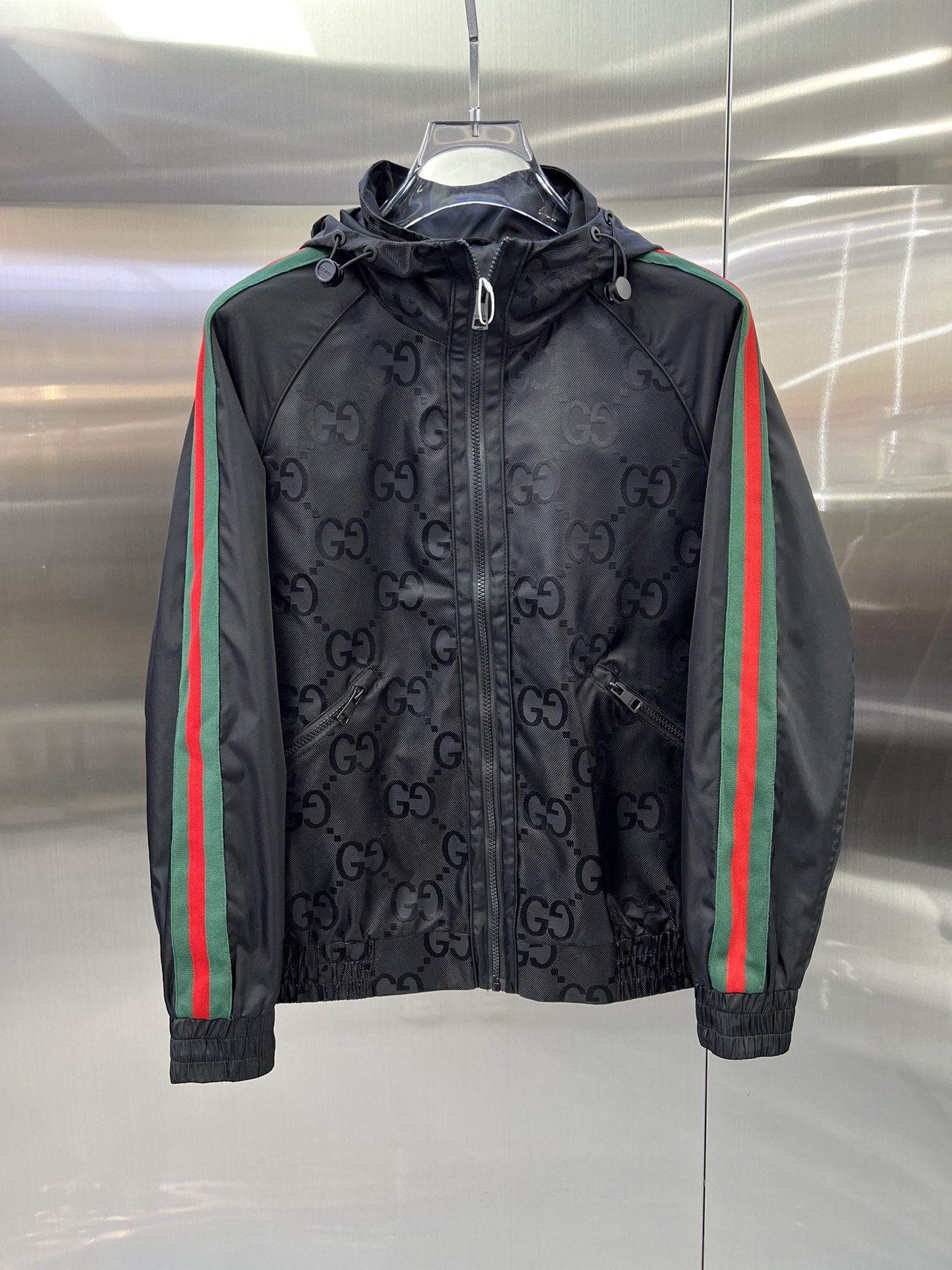 NO:936855,.Gucci 2026 new autumn jacket. Original 1:1 customized hardware accessories, all imported and original customization. Welcome to compare at the counter. Super soft, super heavy fabric, perfect workmanship. Pay attention to the fabric, which is super comfortable. Exclusive model. Not available in the market. Same size for men and women, M to XXXL,, gucci, jackets & coats,19860909.古驰 2026秋款新款夹克 原版1:1订制五金配件全进口原版定制 欢迎专柜对比 超柔软 超级重面料做工杠杠的版型完美 注意面料超舒服 独家款 非市场货 男女同款尺码M一XXXL,,gucci,jackets & coats,,Men's clothing
